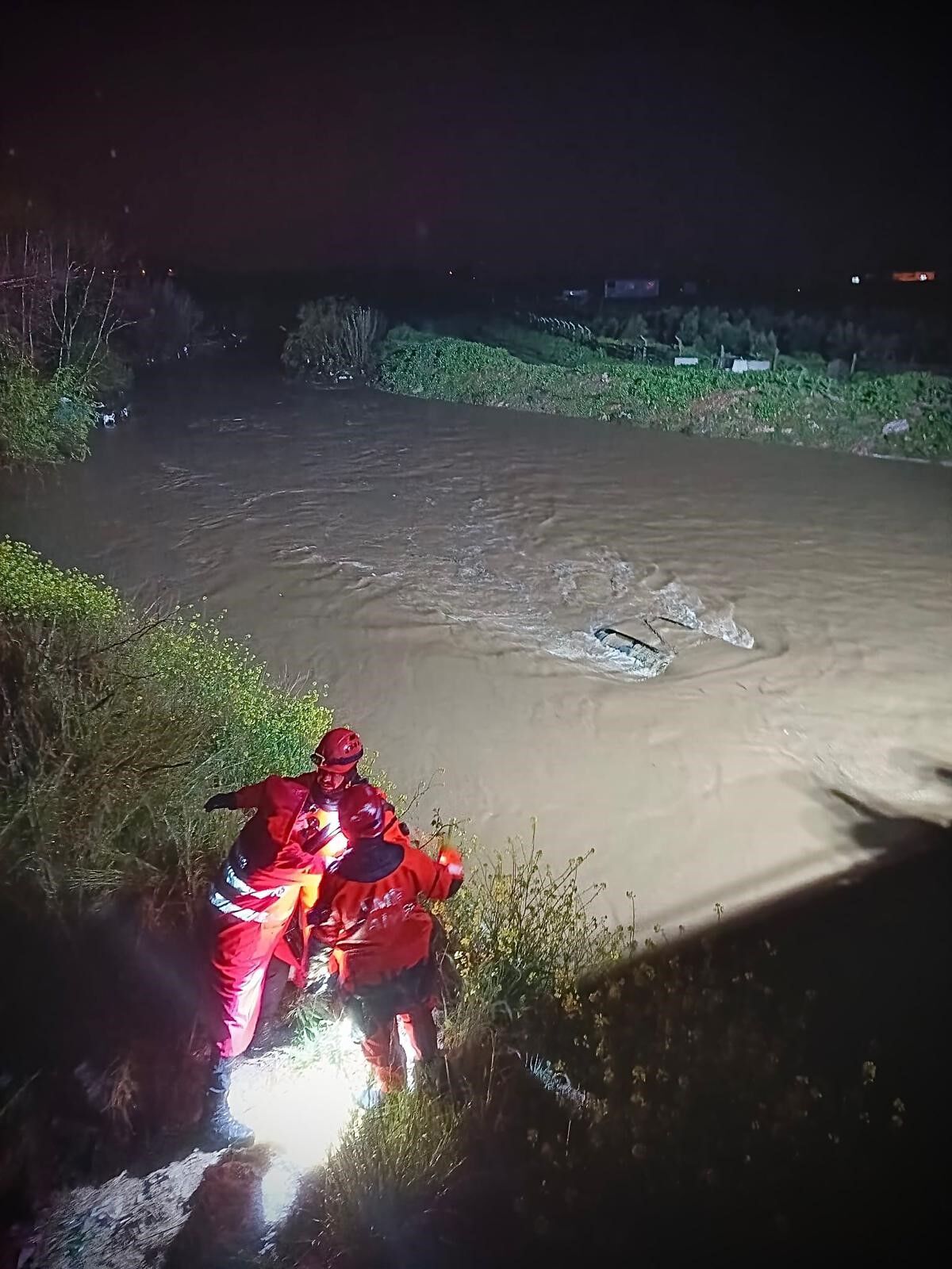 Araç Dereye Uçtu (1)