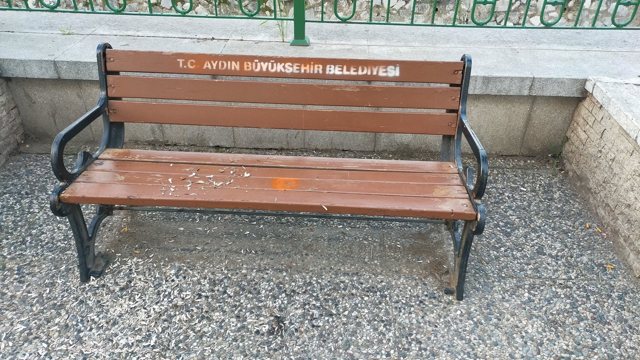 Aydın’da Banklar Ve Sokaklar Duyarsız Vatandaşların Hedefi Haline Geldi (2)