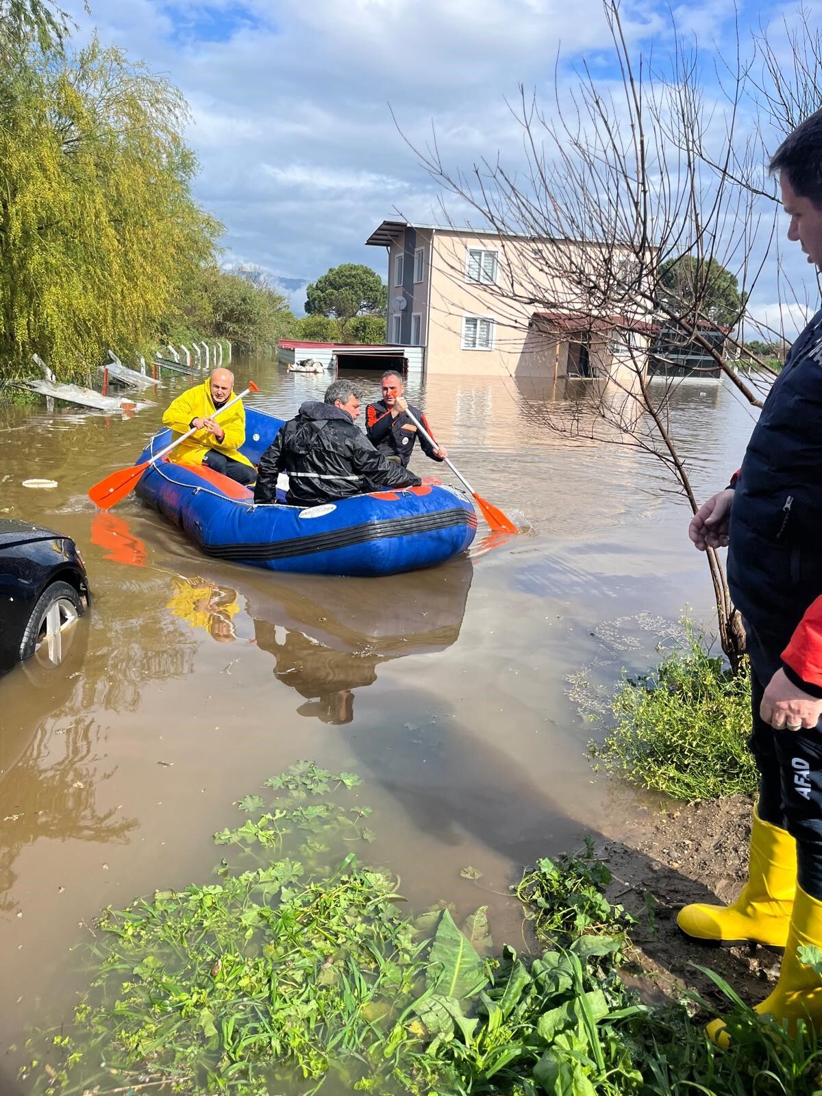 Aydın’da Felaket.. Sular Yükseldi, Vatandaşlar Mahsur Kaldı (2)