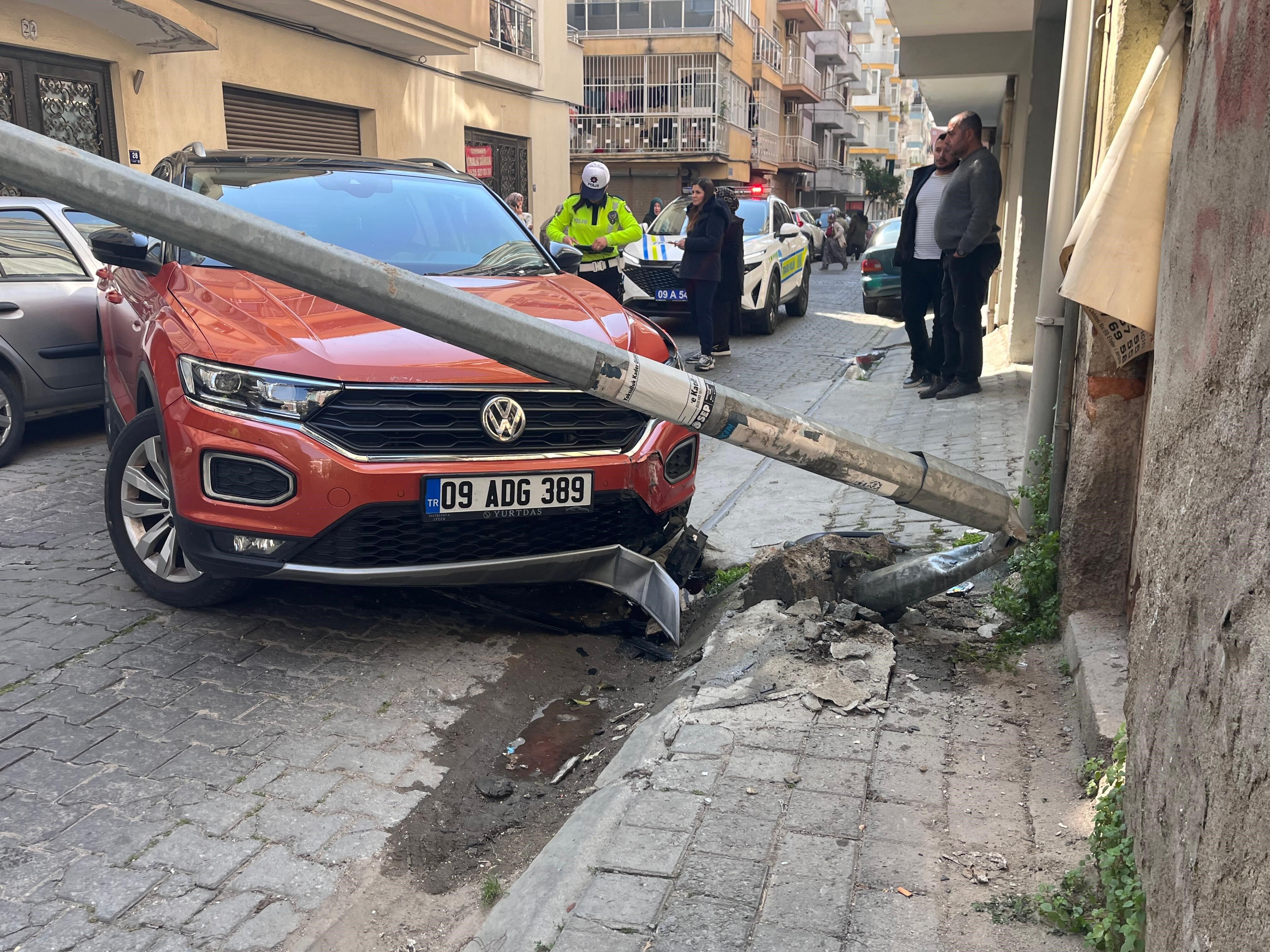 Aydın’da Otomobil Direği Devirdi (2)