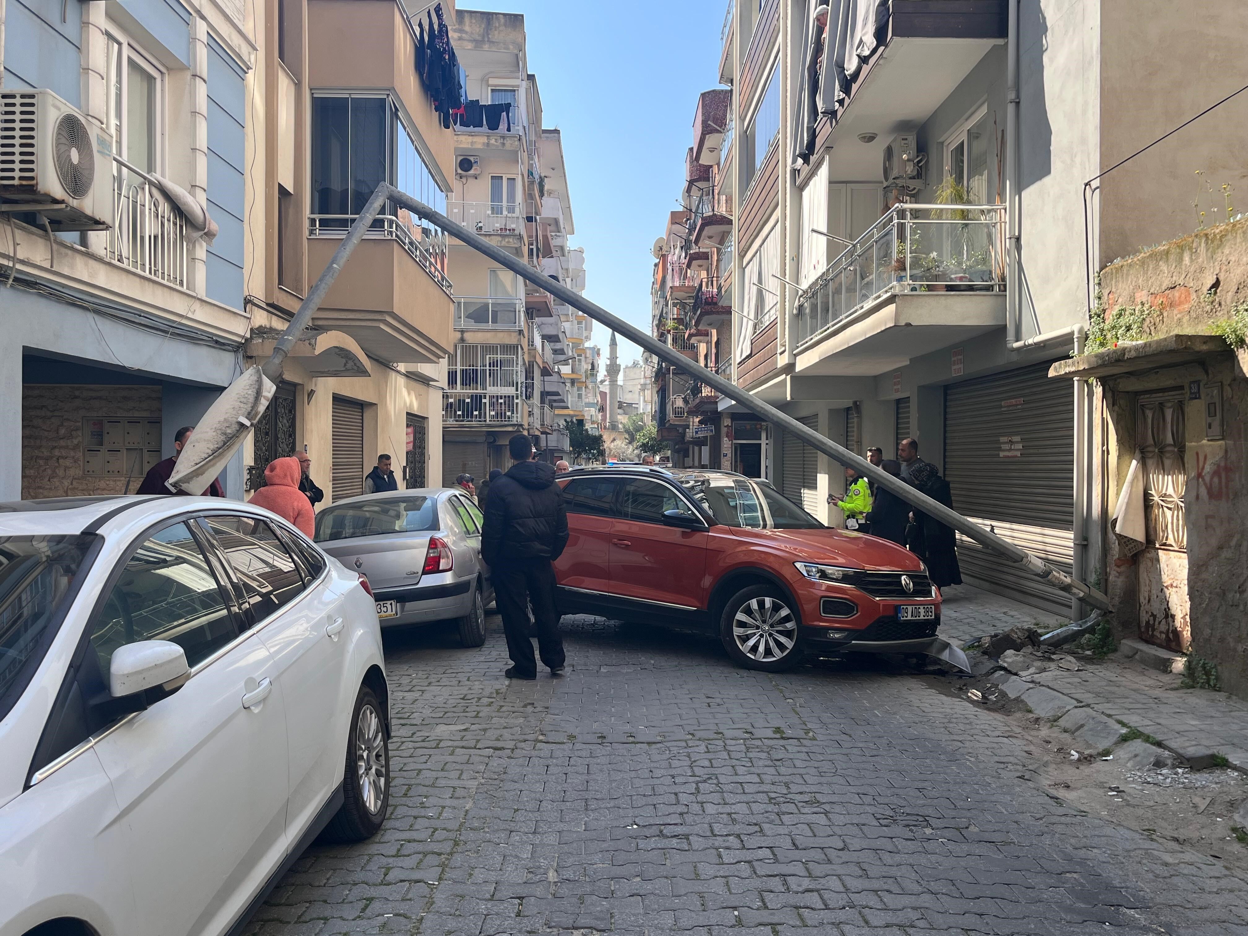 Aydın’da Otomobil Direği Devirdi (4)