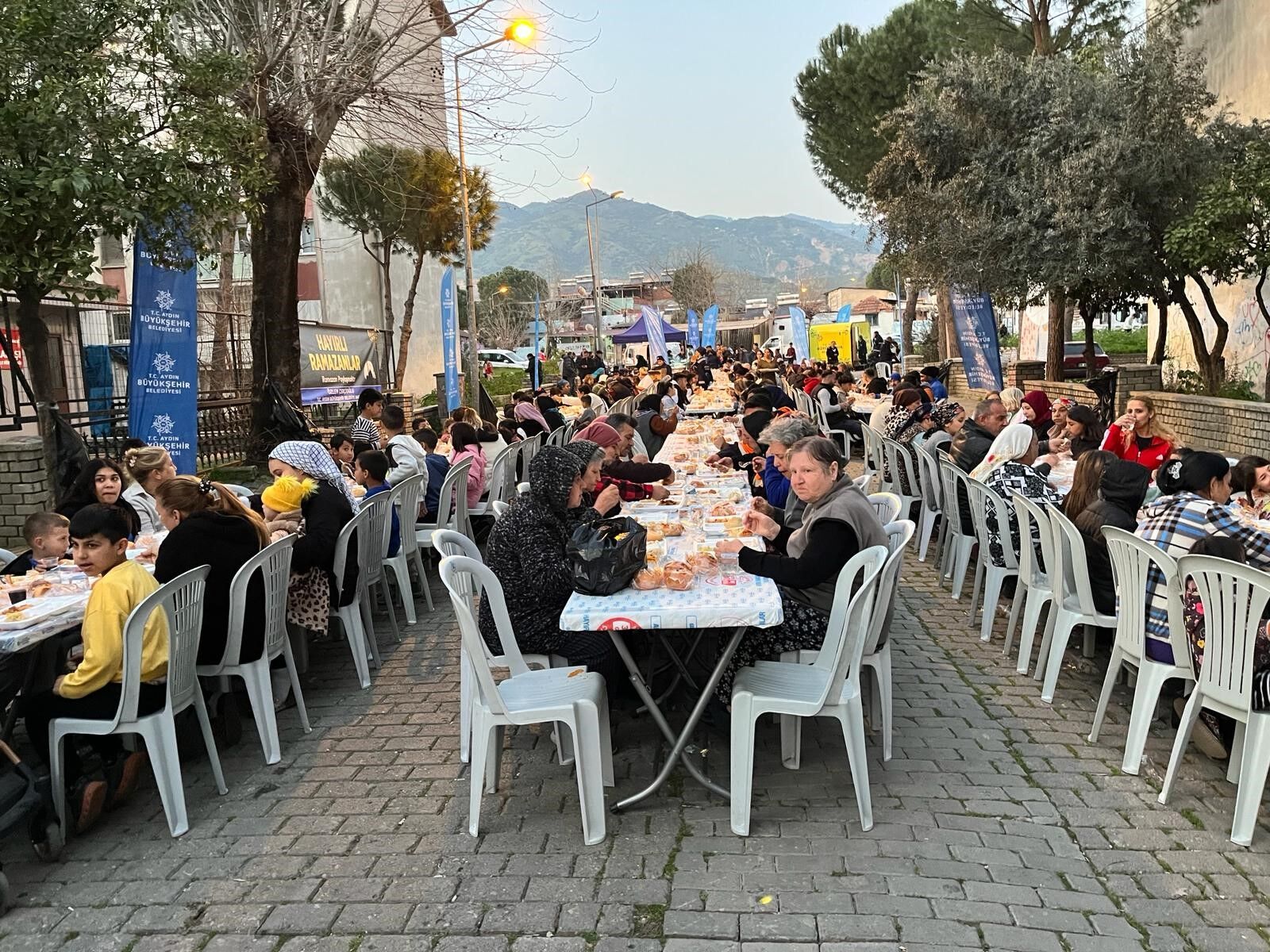 Aydınlı Vatandaşlar Büyükşehir'in Iftar Sofrasında Buluştu (6)