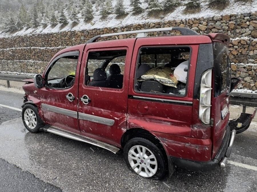 Bariyerlere Çarpan Araçta 6 Kişi Yaralandı (2)