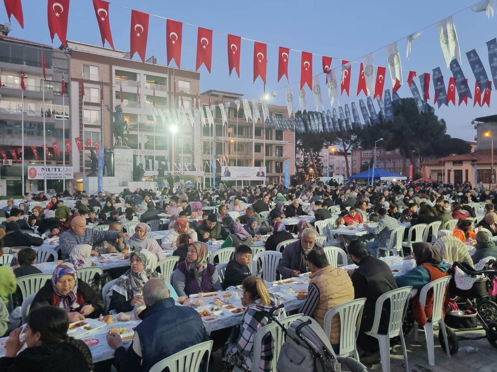 Başkan Çerçioğlu Binlerce Vatandaşı Her Gün Iftar Sofralarında Buluşturuyor (3)