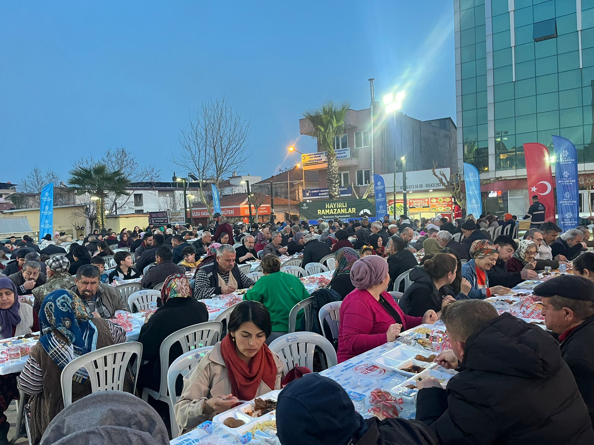 Başkan Çerçioğlu Her Gün Binlerce Vatandaşı Iftar Sofralarında Buluşturmaya Devam Ediyor (6)