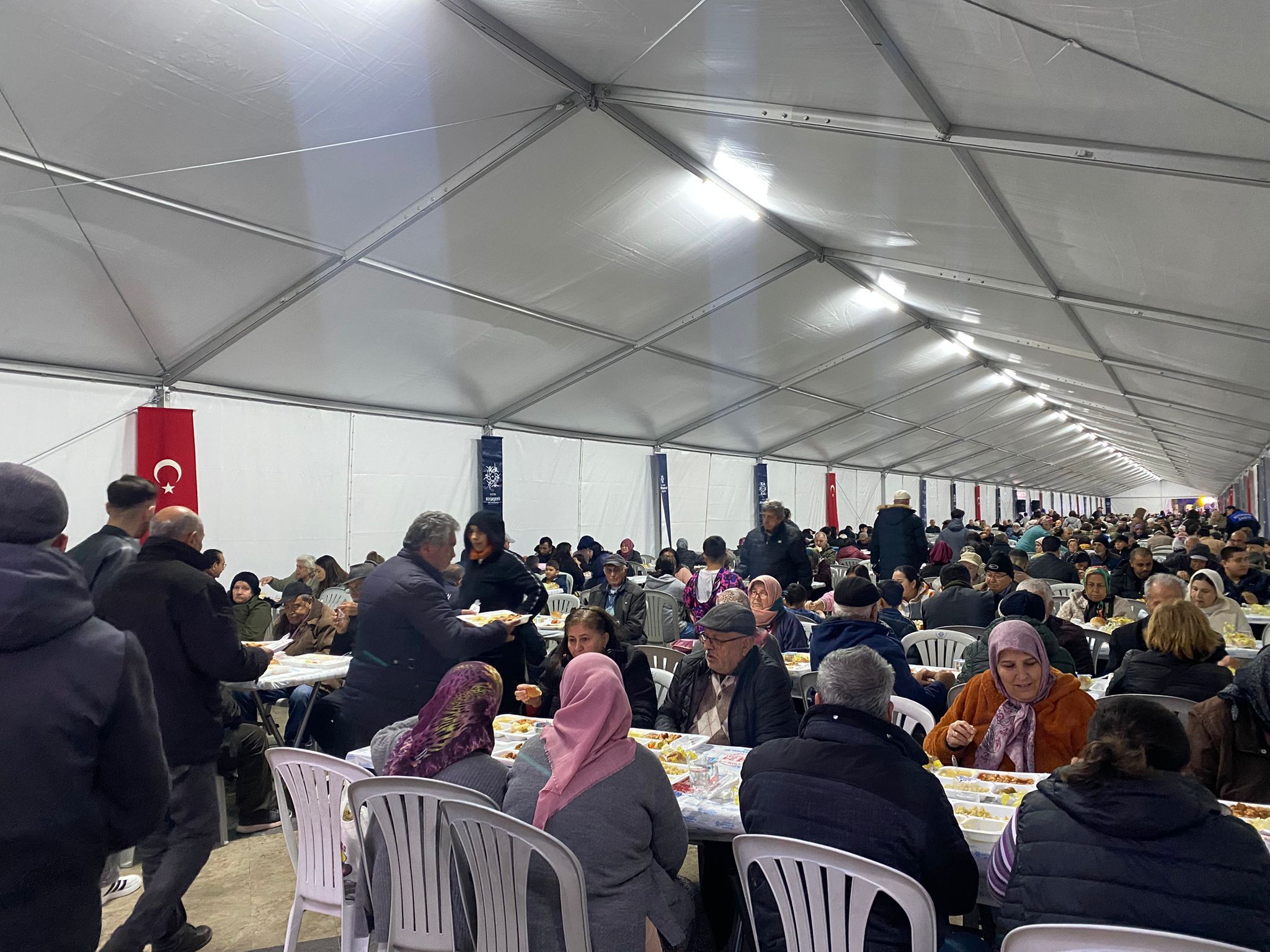 Başkan Çerçioğlu Her Gün Binlerce Vatandaşı Iftar Sofralarında Buluşturmaya Devam Ediyor (7)-1