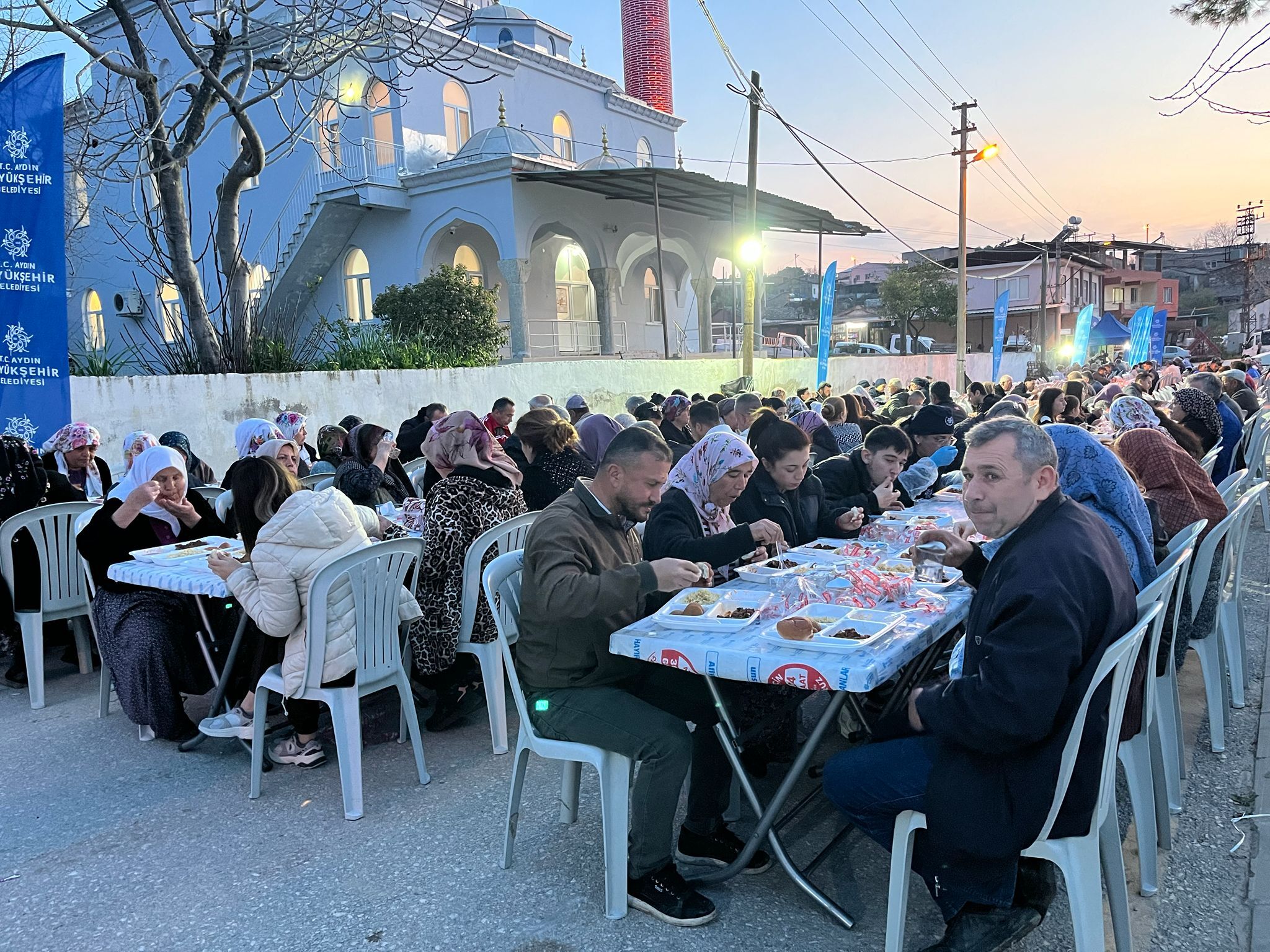 Başkan Çerçioğlu Her Gün Binlerce Vatandaşı Iftar Sofralarında Buluşturmaya Devam Ediyor (7)