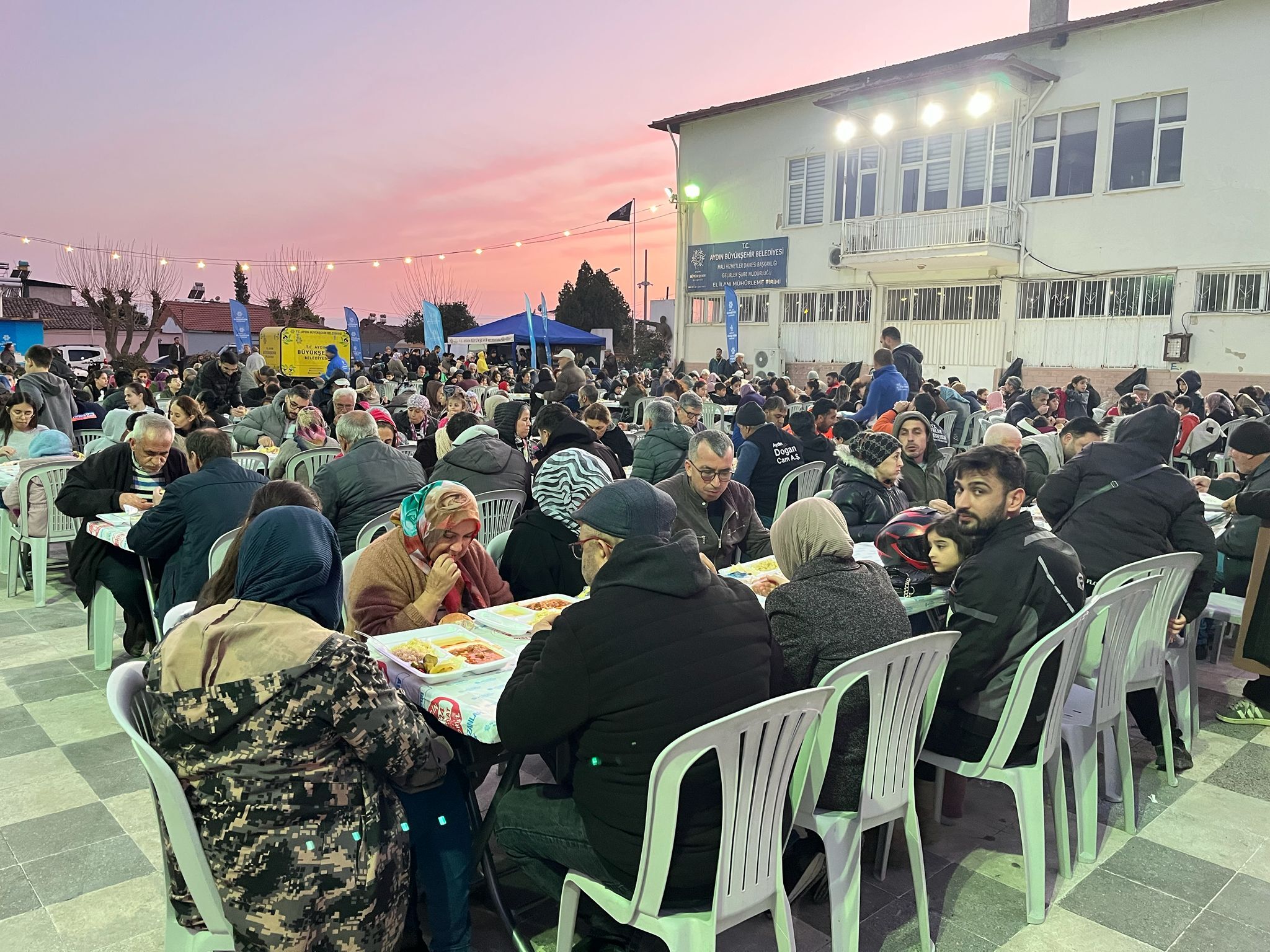 Başkan Çerçioğlu Her Gün Binlerce Vatandaşı Iftar Sofralarında Buluşturmaya Devam Ediyor (8)