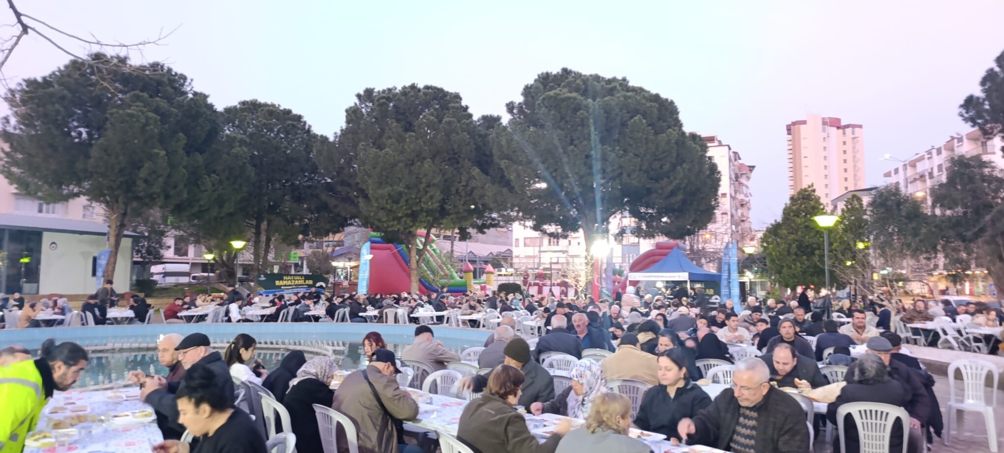 Başkan Çerçioğlu Her Gün Binlerce Vatandaşı Iftar Sofralarında Buluşturmaya Devam Ediyor (9)