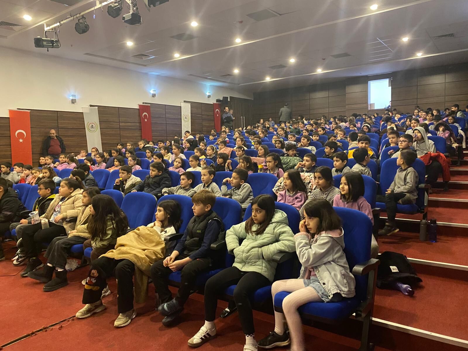 Başkan Çerçioğlu İncirliova’da Çocukları Tiyatro Ile Buluşturdu (2)