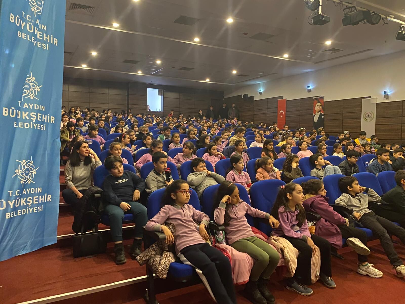 Başkan Çerçioğlu İncirliova’da Çocukları Tiyatro Ile Buluşturdu (5)