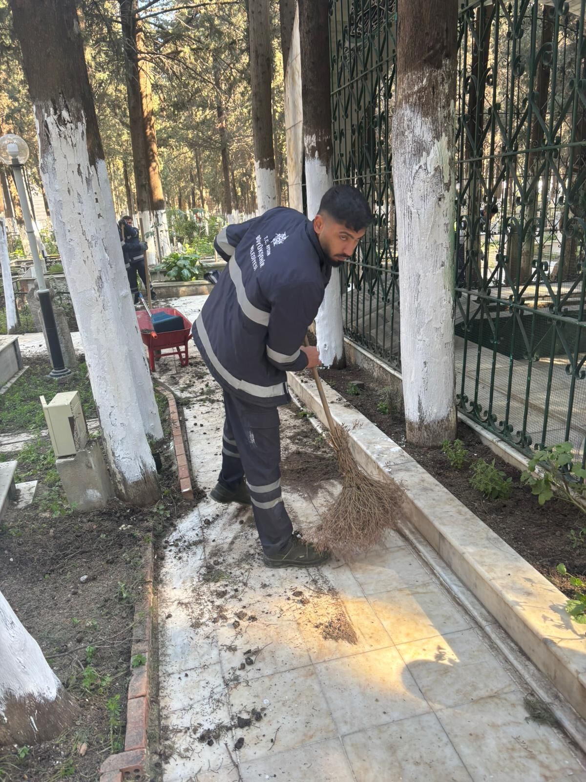 Başkan Çerçioğlu Talimat Verdi, Aydın’da Mezarlıklar Bayrama Hazırlandı (12)