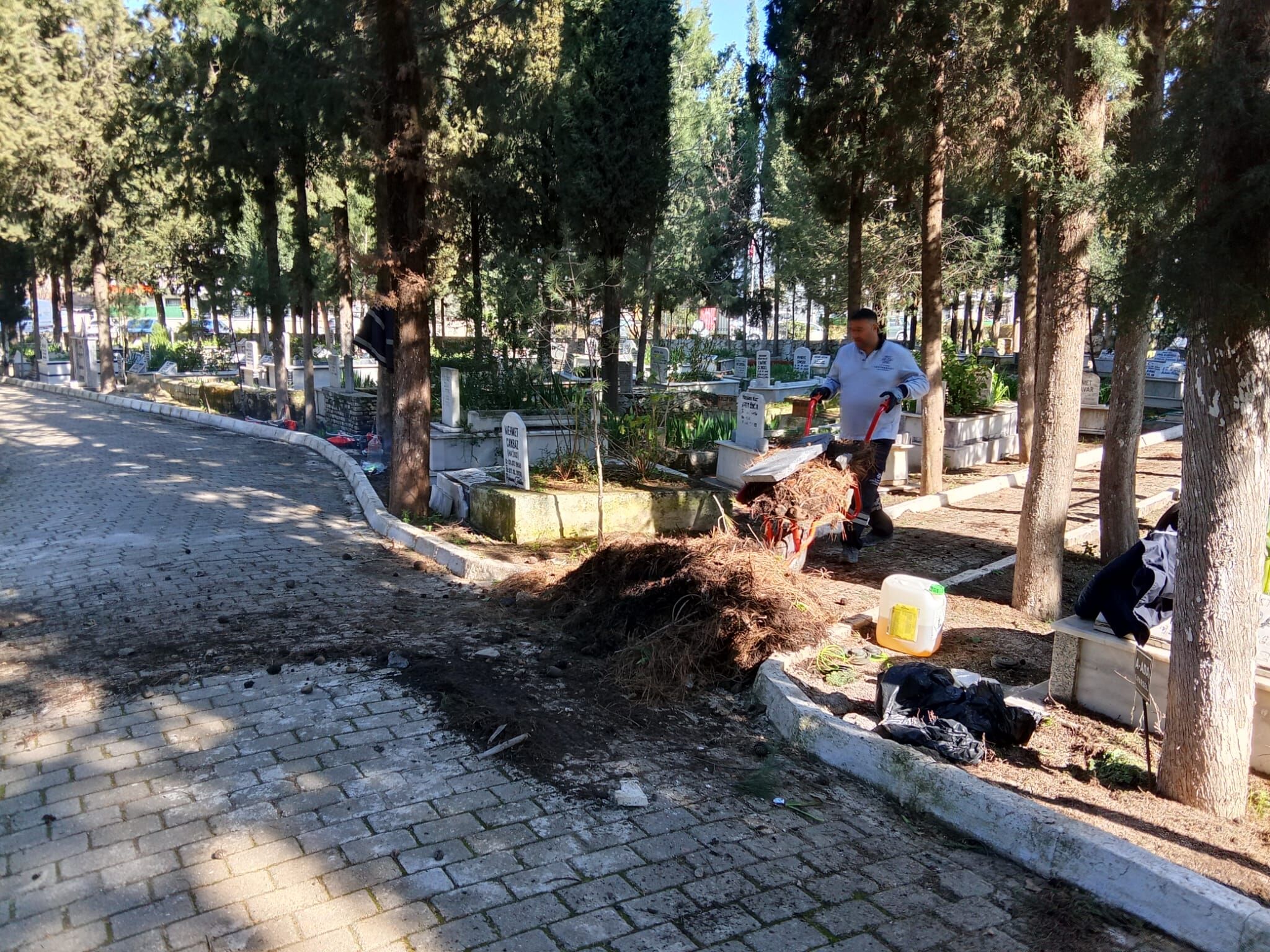 Başkan Çerçioğlu Talimat Verdi, Aydın’da Mezarlıklar Bayrama Hazırlandı (20)