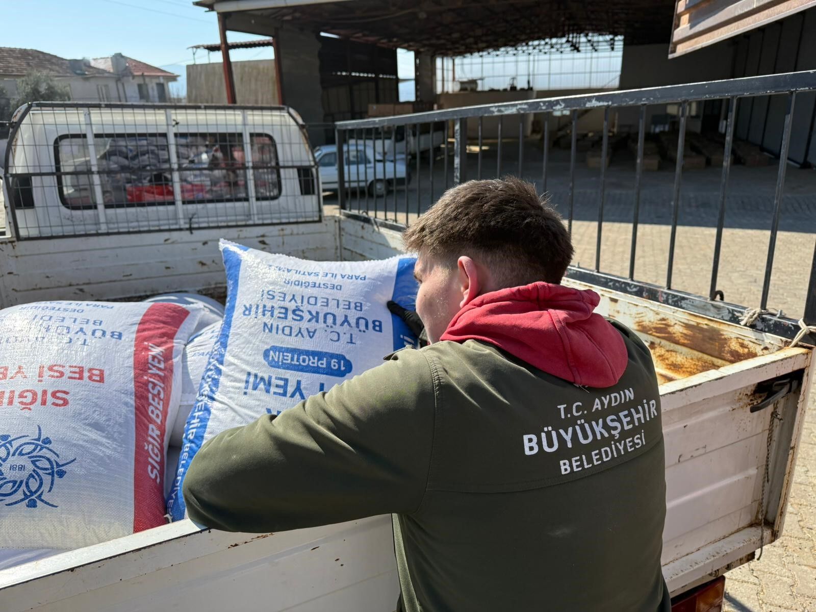 Başkan Çerçioğlu'ndan Karacasu'da Küçük Üreticilere Yem Desteği (3)
