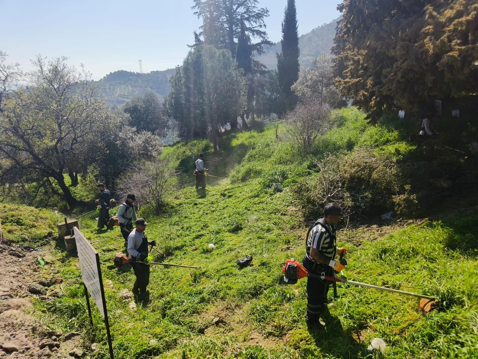 Başkan Çerçioğlu’ndan Mezarlıklarda Ramazan Bayramı Öncesi Temizlik Çalışması (8)