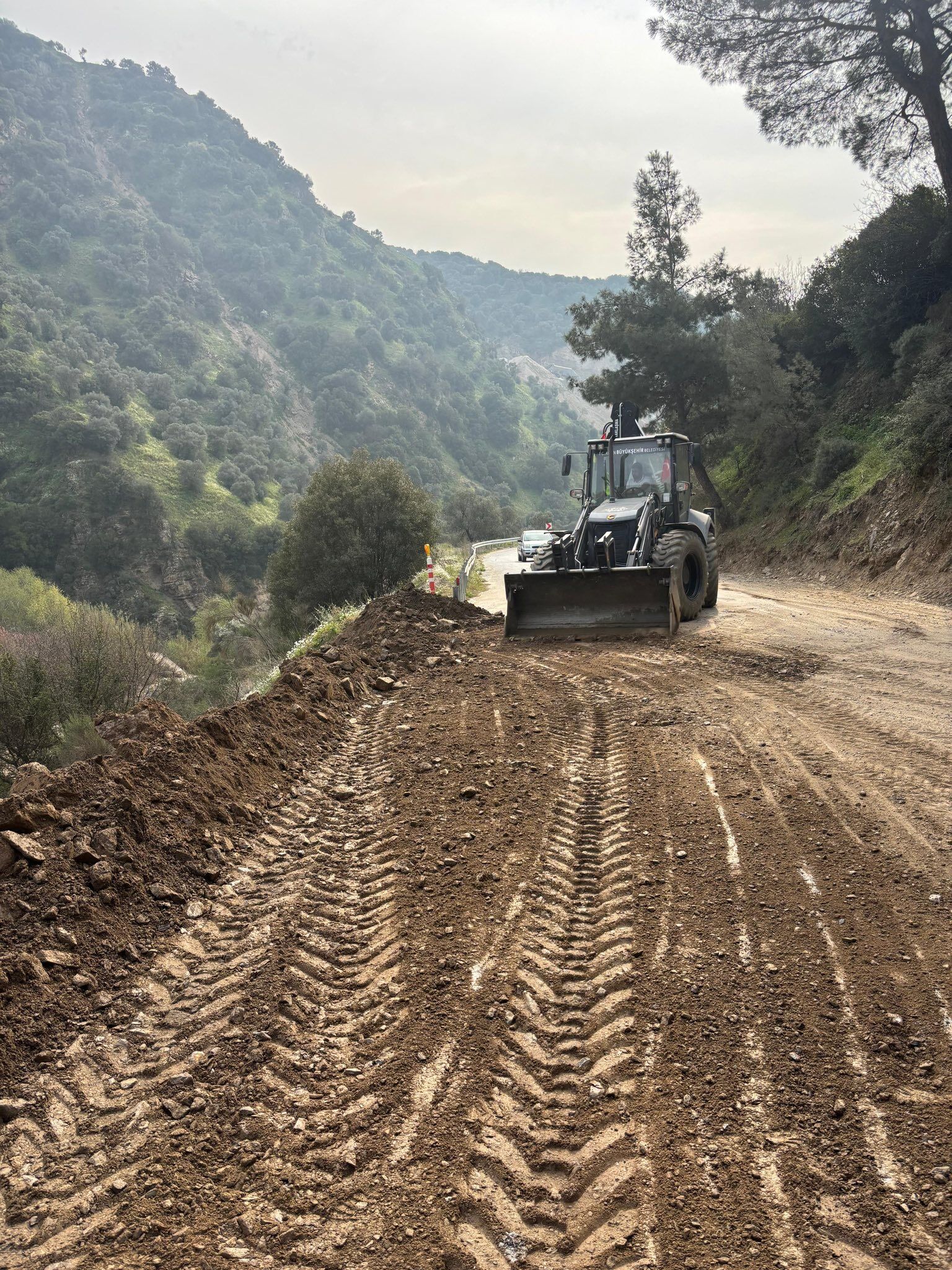 Başkan Çerçioğlu’nun Talimatıyla Ekipler Dağ Taş Demeden Çalışmalarını Sürdürüyor (4)