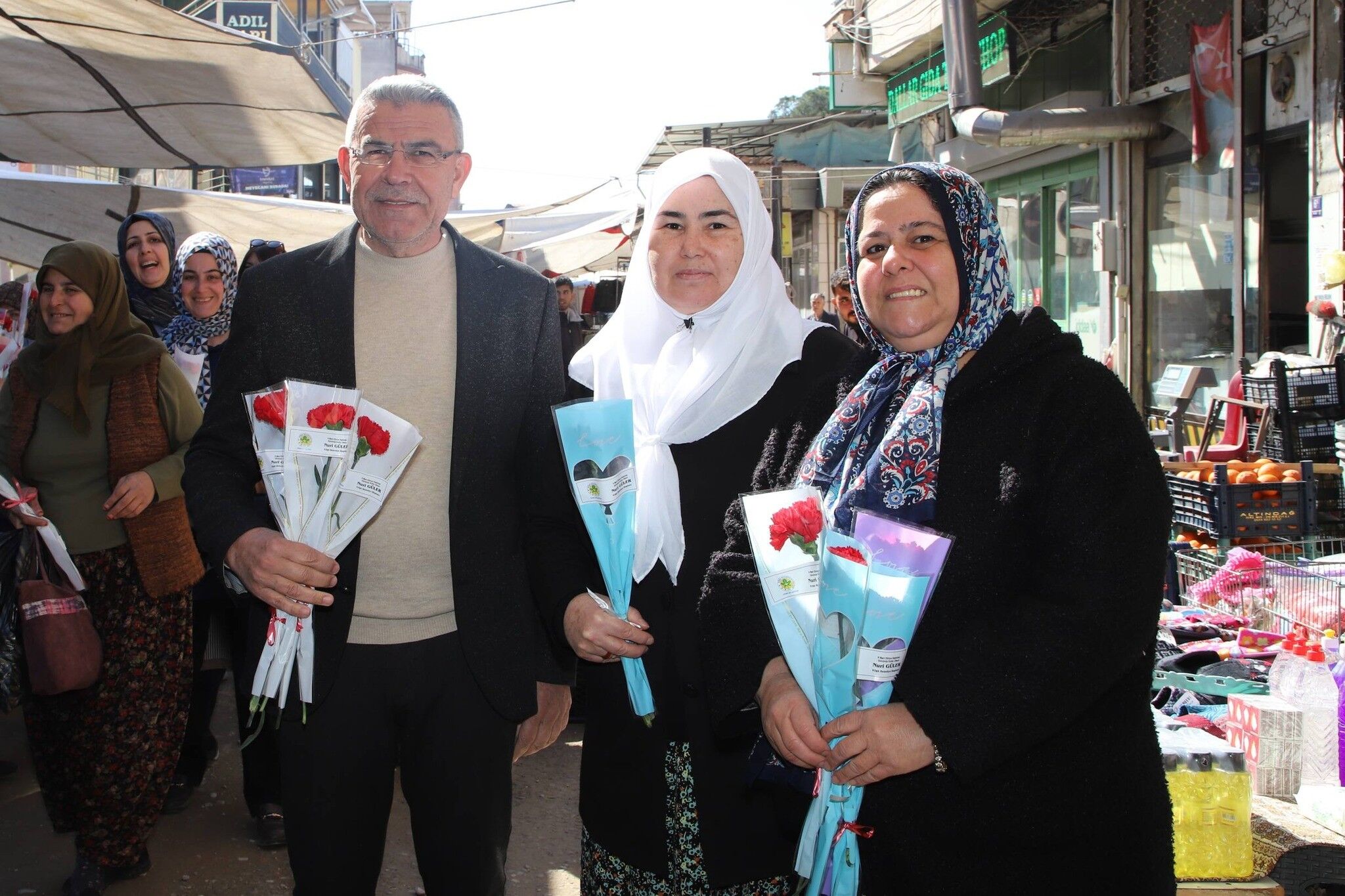 Başkan Güler'den Kadınlara Çiçekli Jest (6)