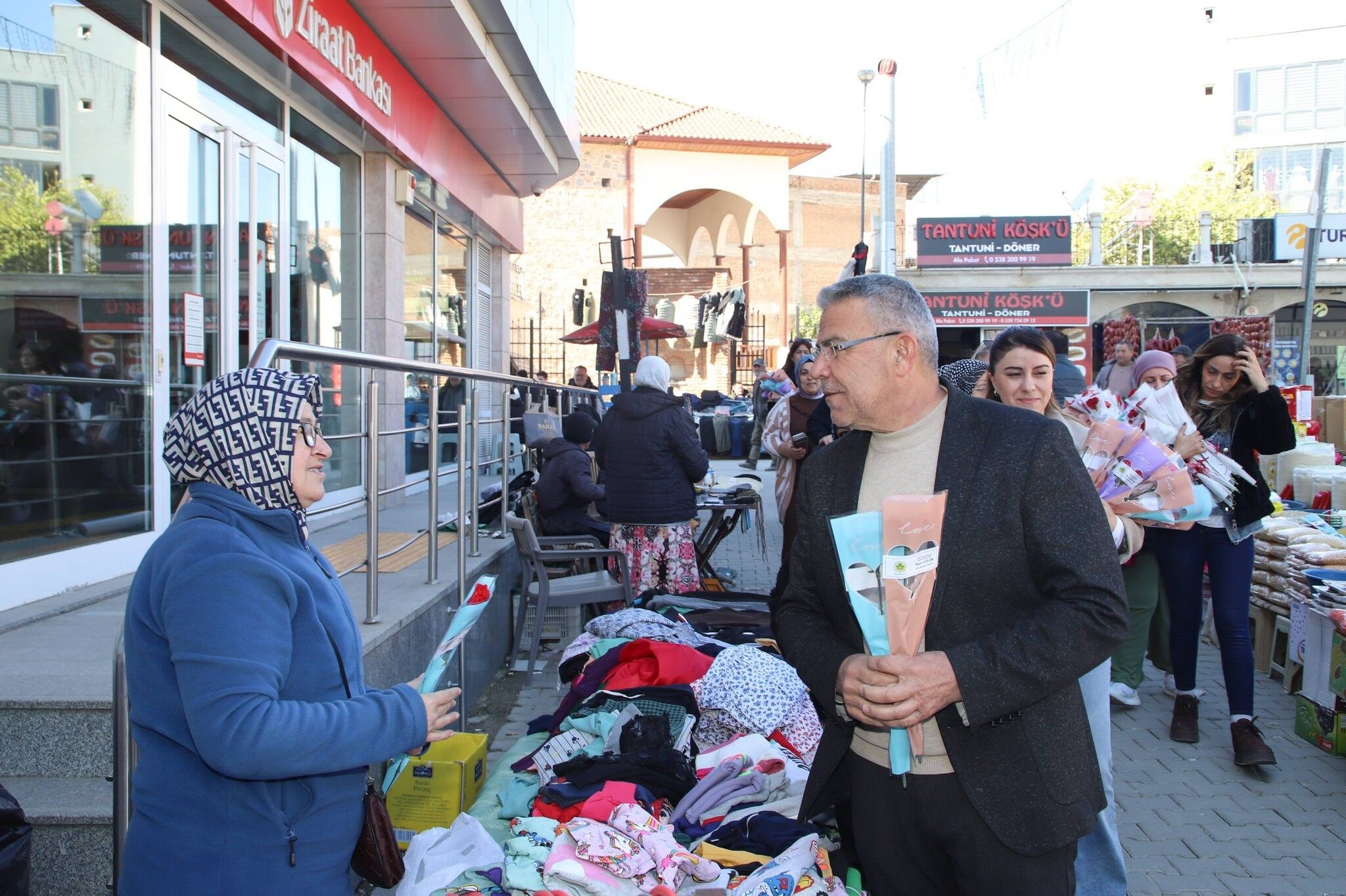 Başkan Güler'den Kadınlara Çiçekli Jest (7)