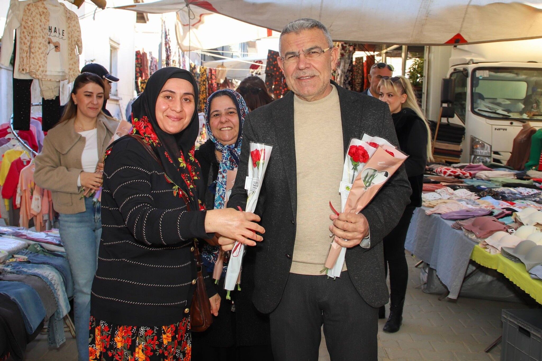 Başkan Güler'den Kadınlara Çiçekli Jest (8)