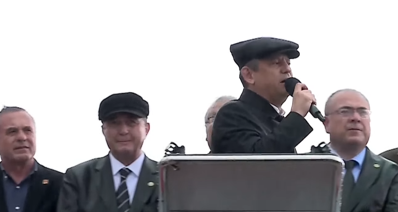 Bülent Tezcan Özgür Özel’i Görünce ‘Kasketini’ Istedi (5)