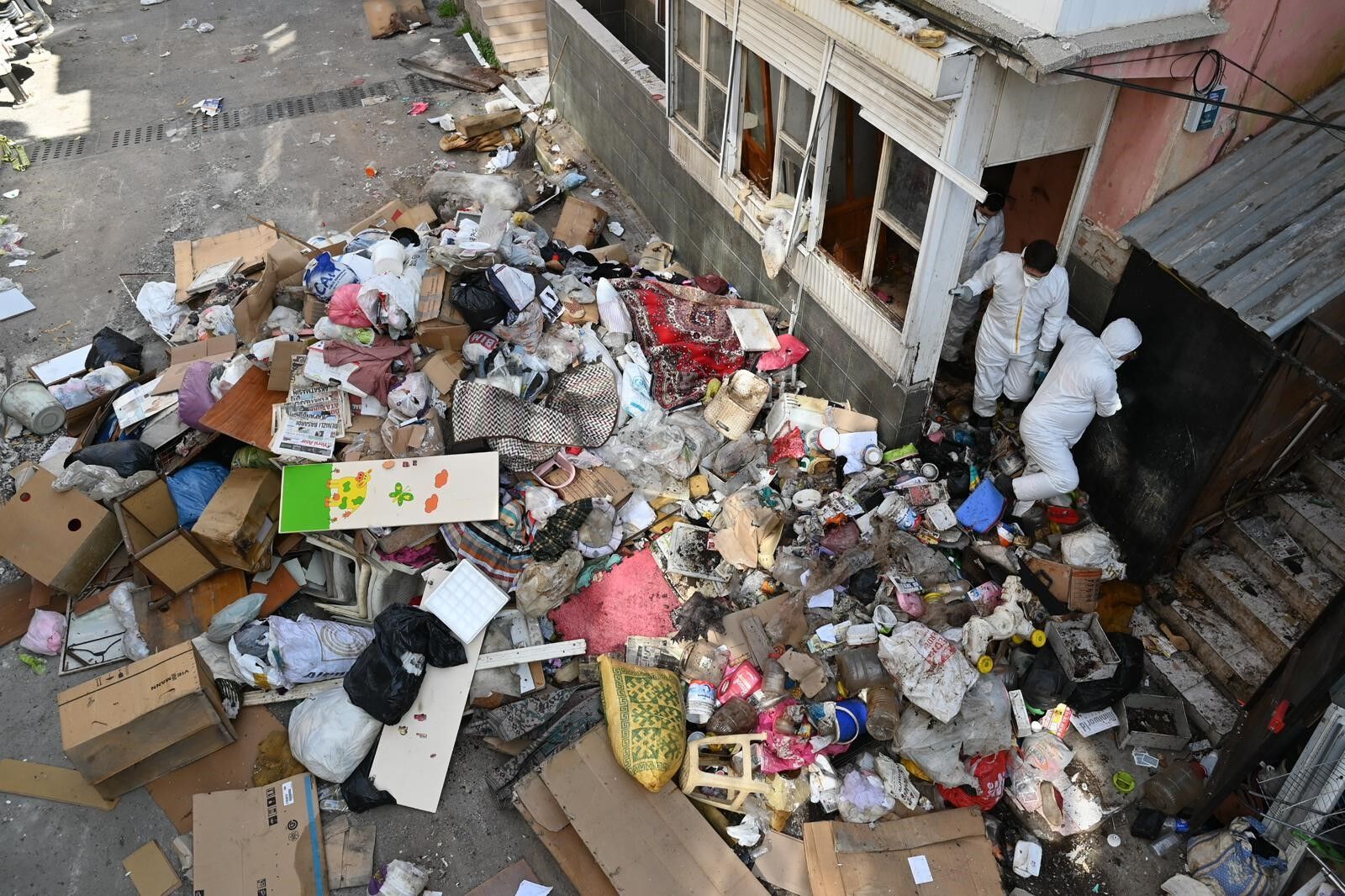 Çöp Evden 12 Kamyon Atık Çıkarıldı (4)