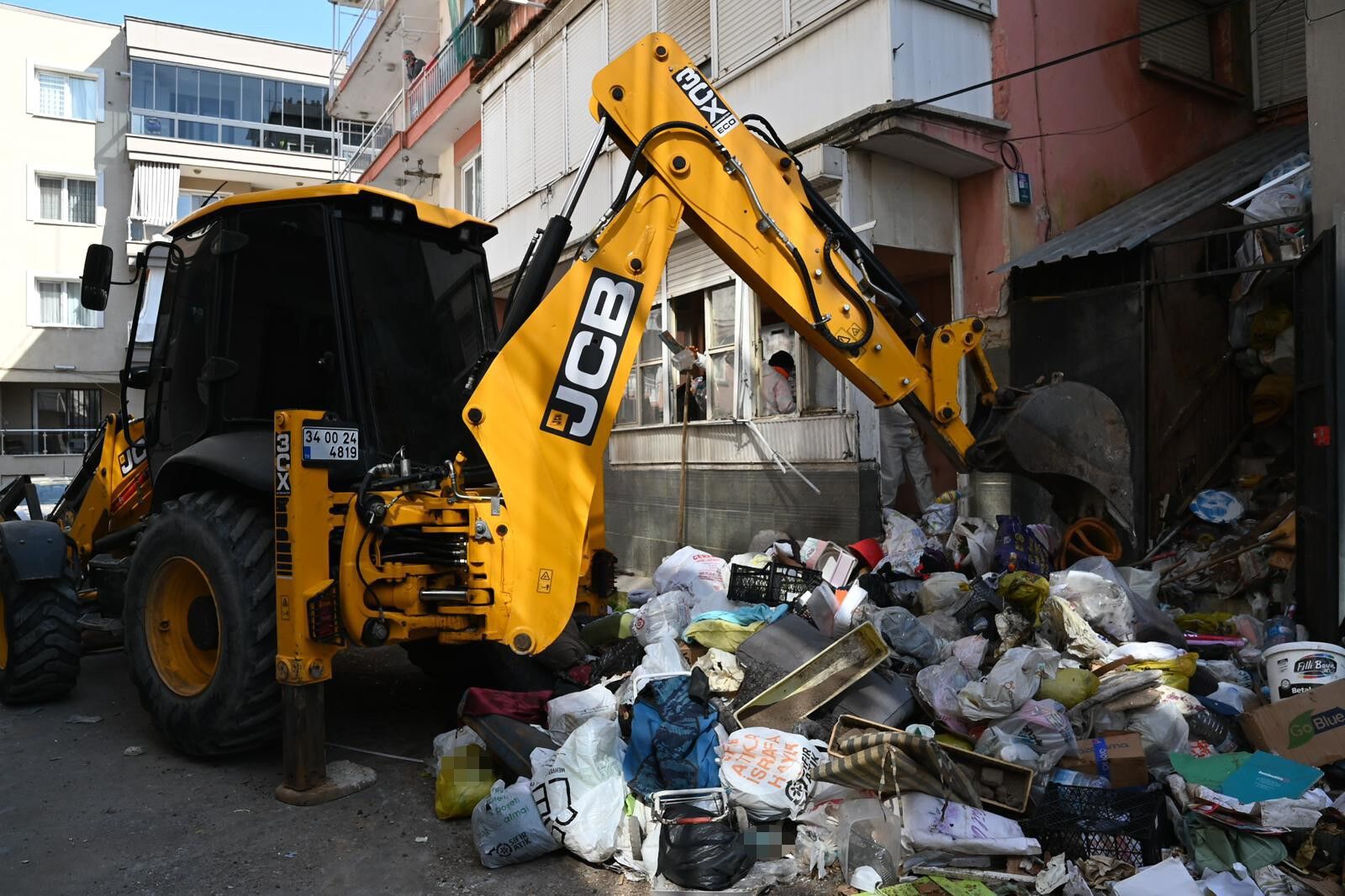 Çöp Evden 12 Kamyon Atık Çıkarıldı (5)