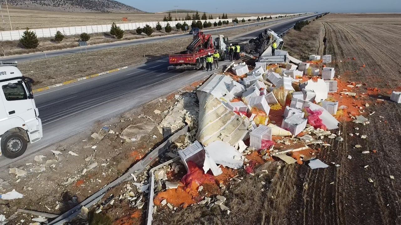 Devrilen Tırda 27 Ton Havuç Ziyan Oldu (2)