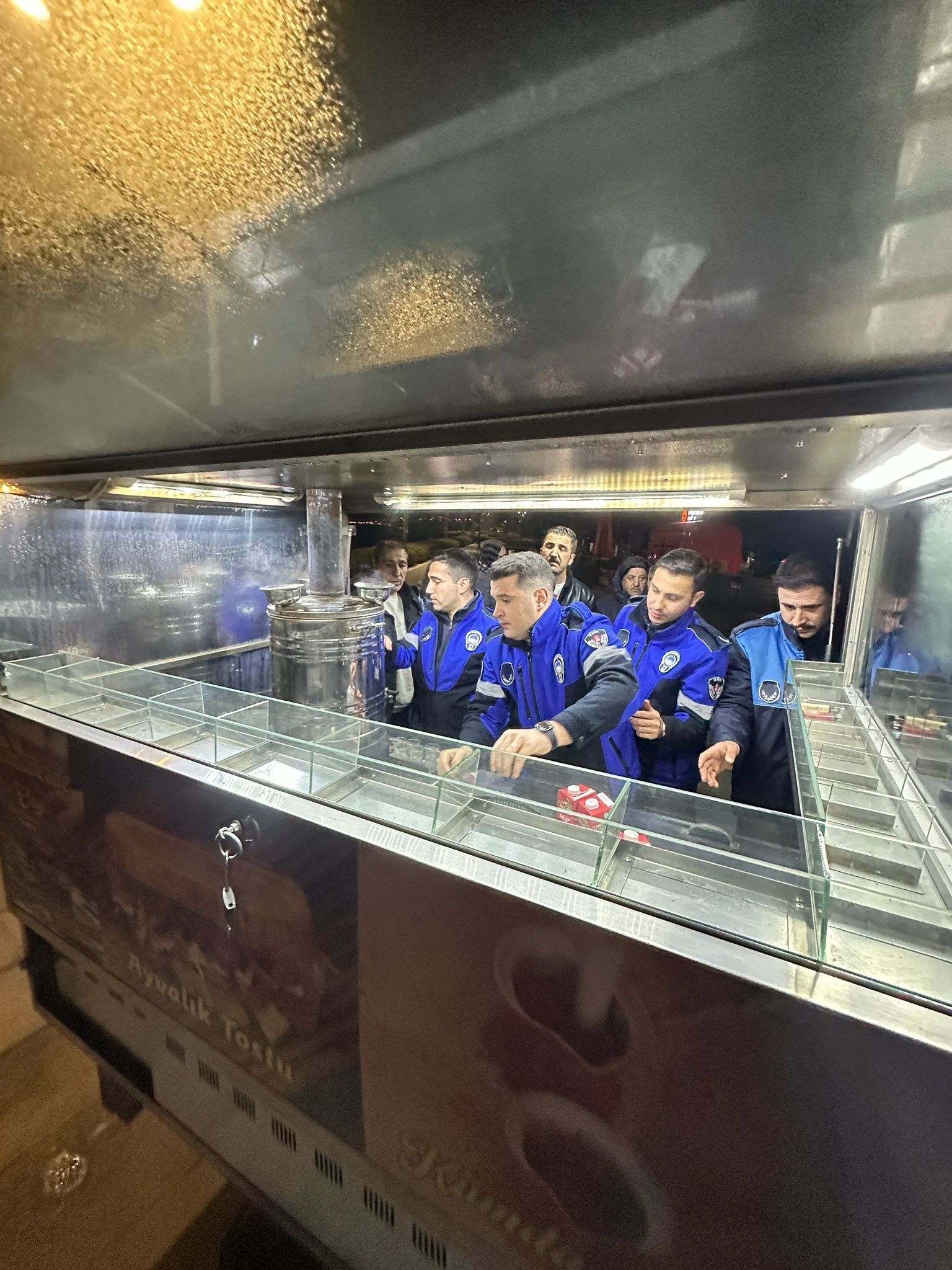 İki Bardak Çayı 300 Liraya Satan Satıcıların Malzemelerine El Konuldu (2)