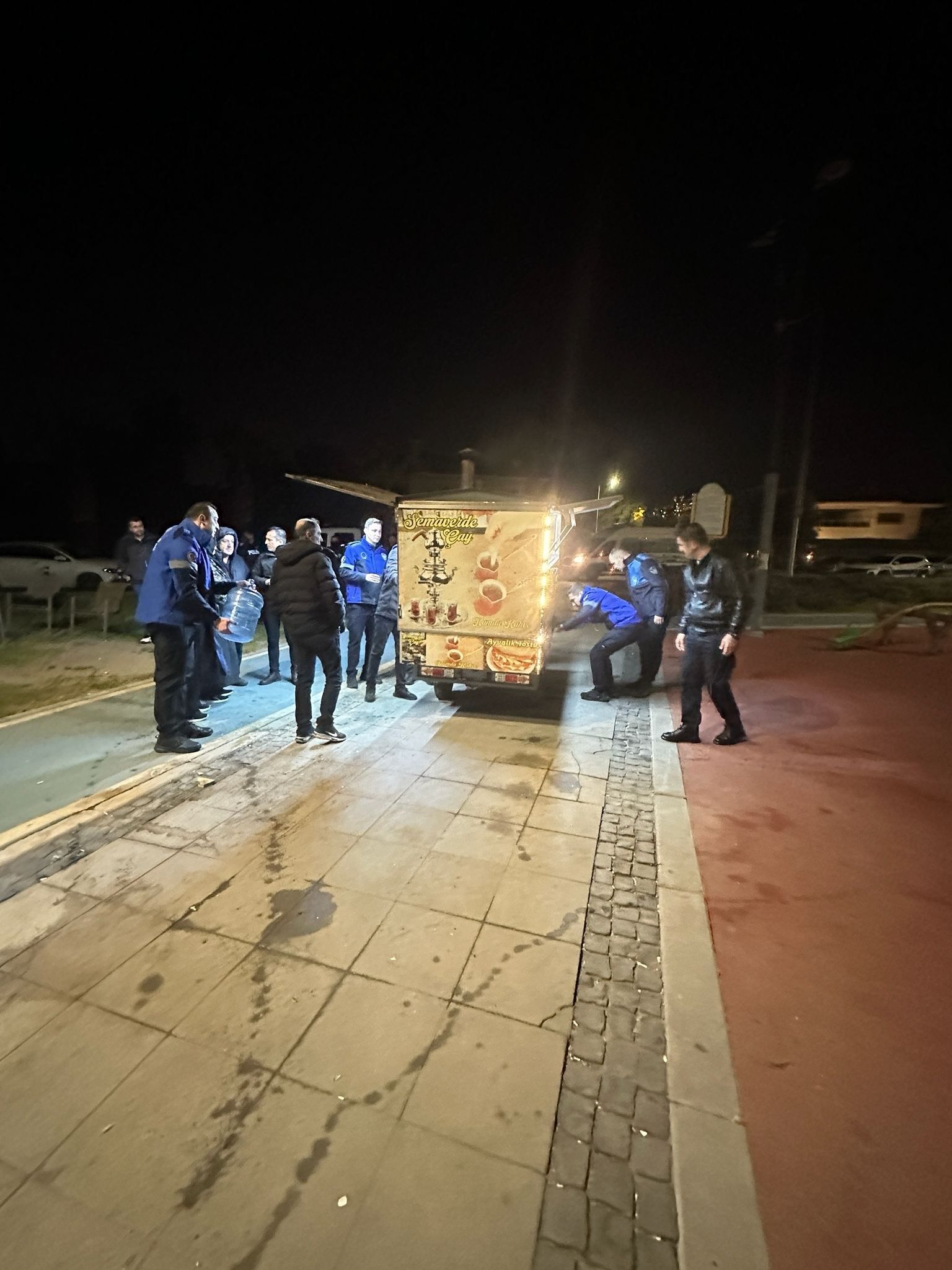 İki Bardak Çayı 300 Liraya Satan Satıcıların Malzemelerine El Konuldu (6)