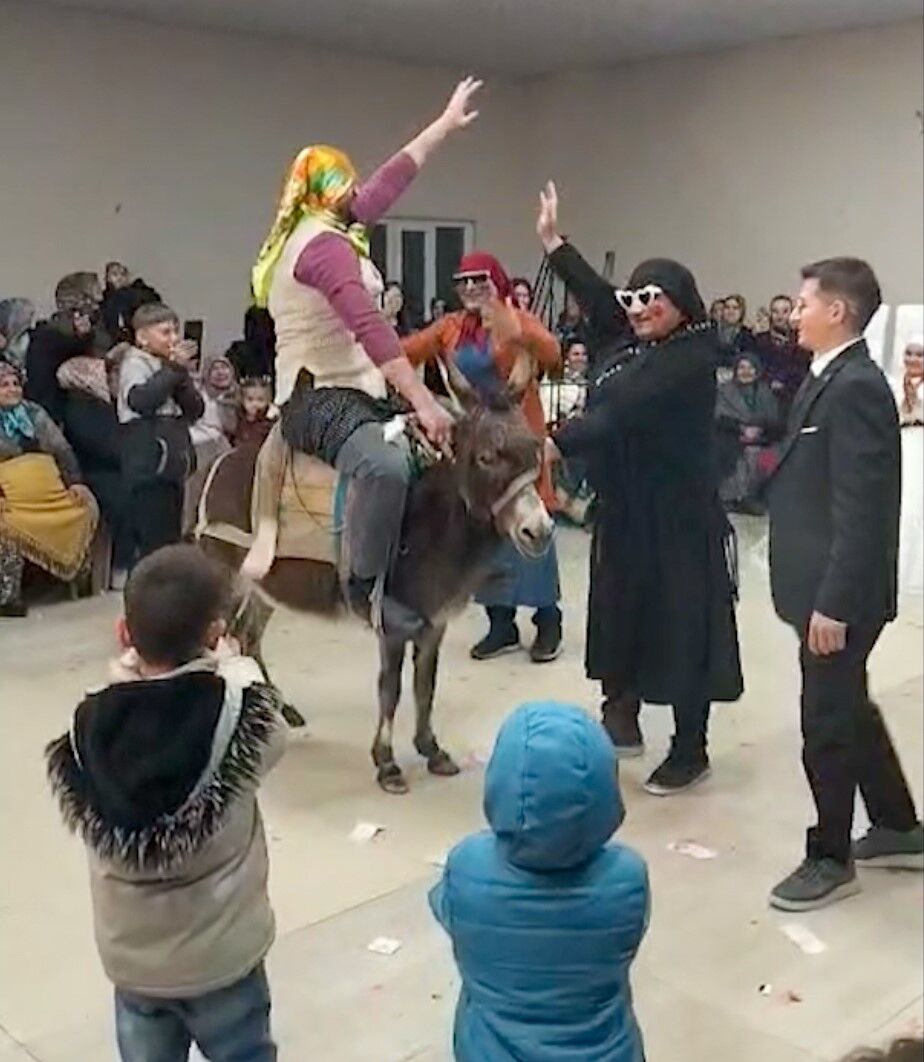 İlginç Damat Eğlencesi.. Eşekle Salona Girdi, Kadın Kıyafeti Giydiler (1)