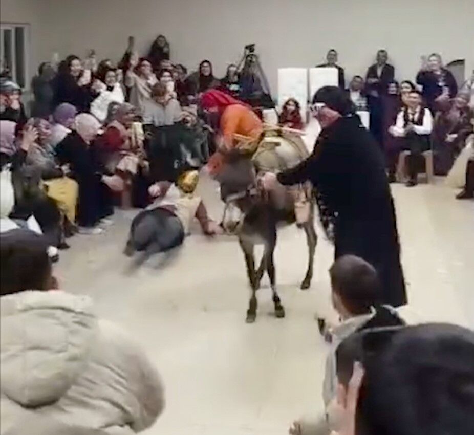 İlginç Damat Eğlencesi.. Eşekle Salona Girdi, Kadın Kıyafeti Giydiler (2)