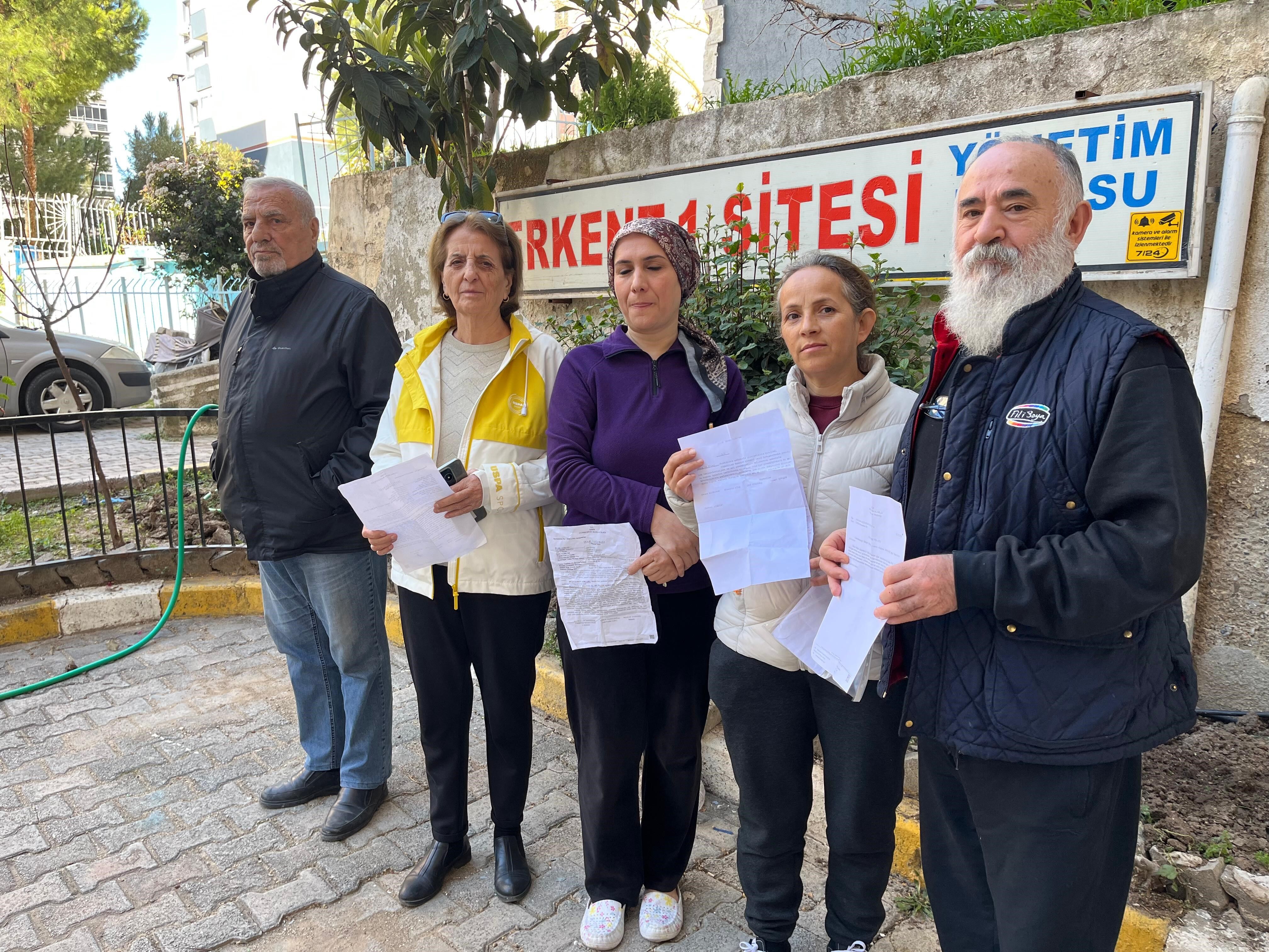 İzmir’in Buca Ilçesinde Bir Apartman Sakini, Akli Dengesi Yerinde Olmadığı Ve Babası Tarafından Yönlendirildiği Iddiasıyla Komşularına Asansöre Çöp Atma, Kapılara Dışkı Sürme Ve