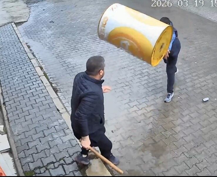 Kavgada Varil, Parke Taşı Ve Masayı Karşı Tarafın Üzerine Attı (2)