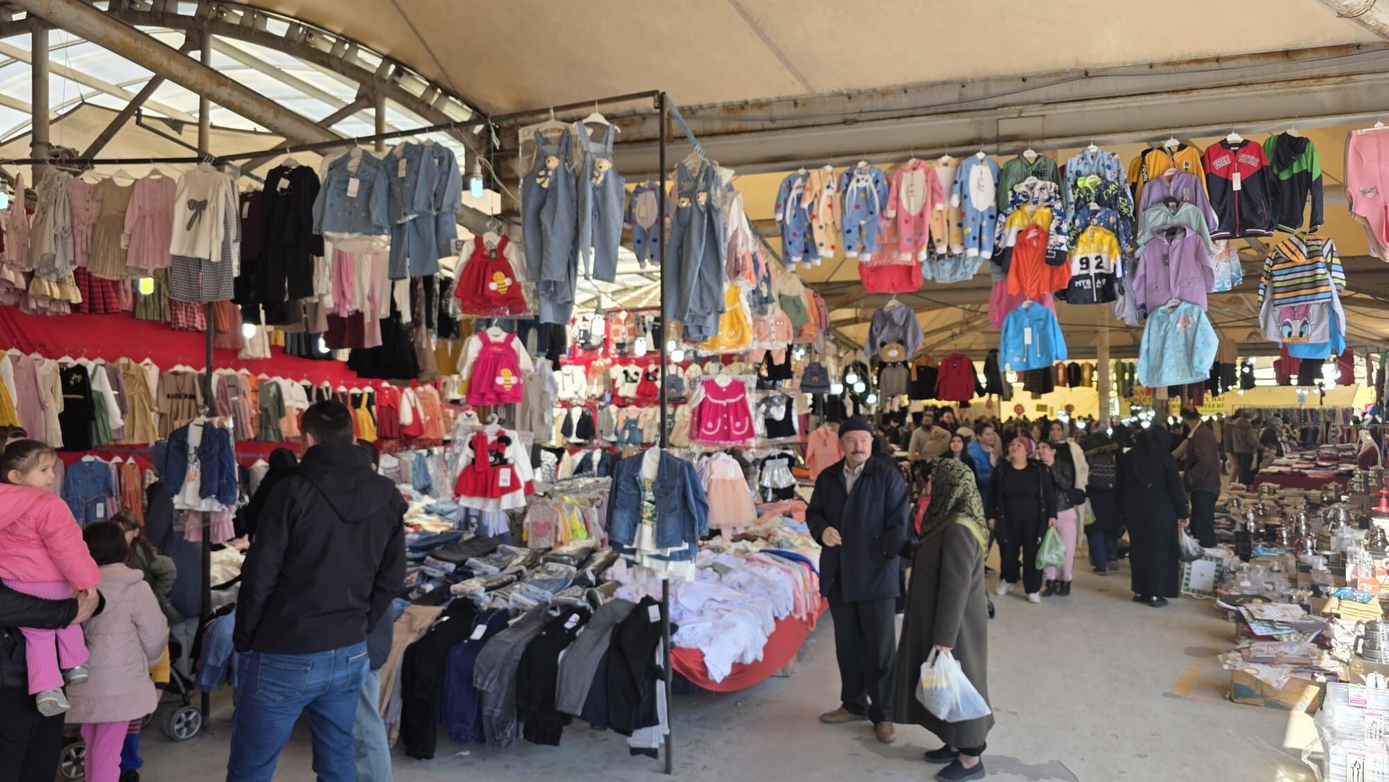 Kıyafet Pazarı Vatandaşların Akınına Uğruyor (3)