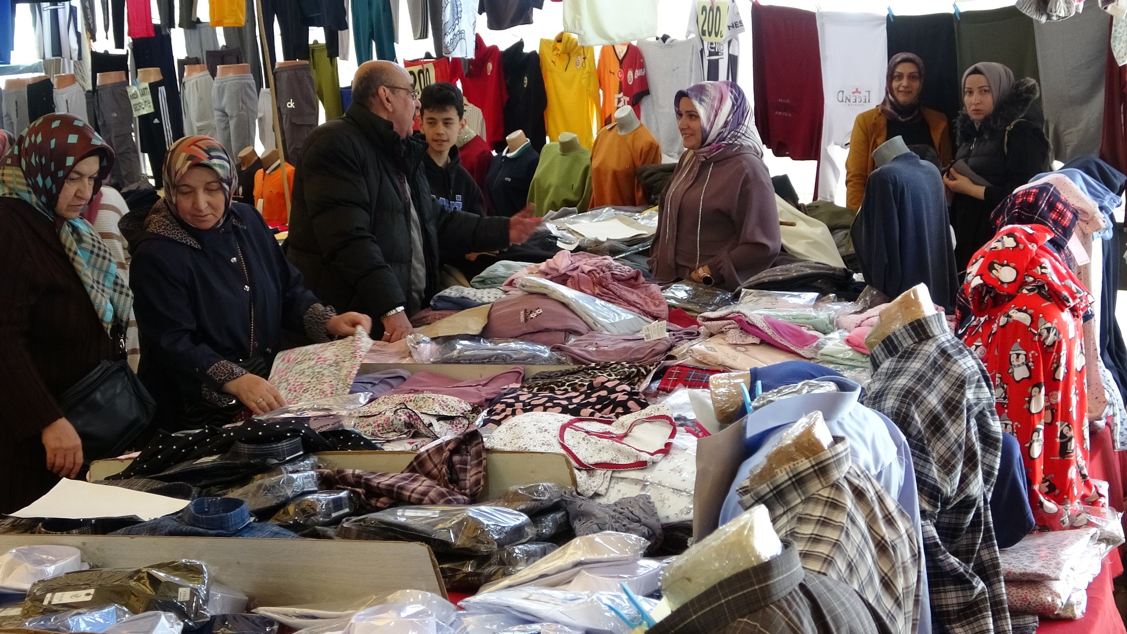 Kıyafet Pazarı Vatandaşların Akınına Uğruyor (4)