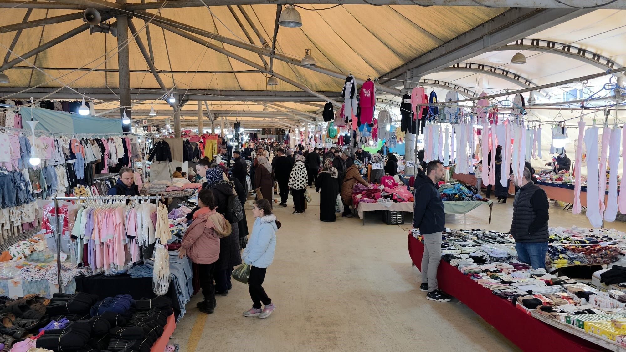 Kıyafet Pazarı Vatandaşların Akınına Uğruyor (5)