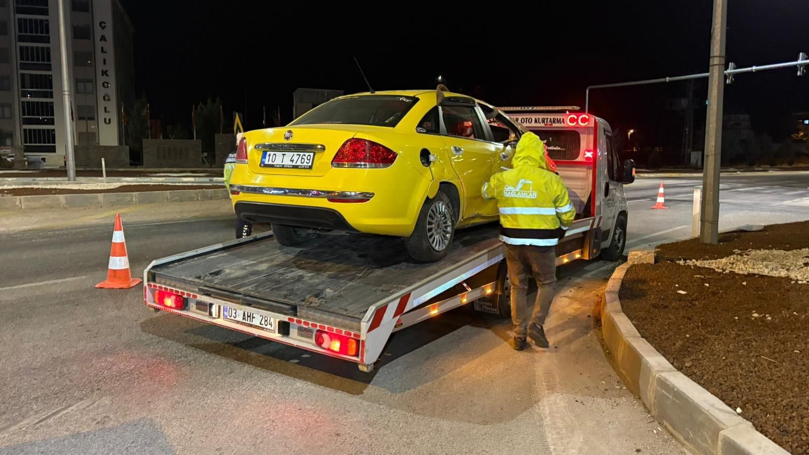 Kontrolden Çıkan Ticari Taksi Orta Refüje Devrildi (3)