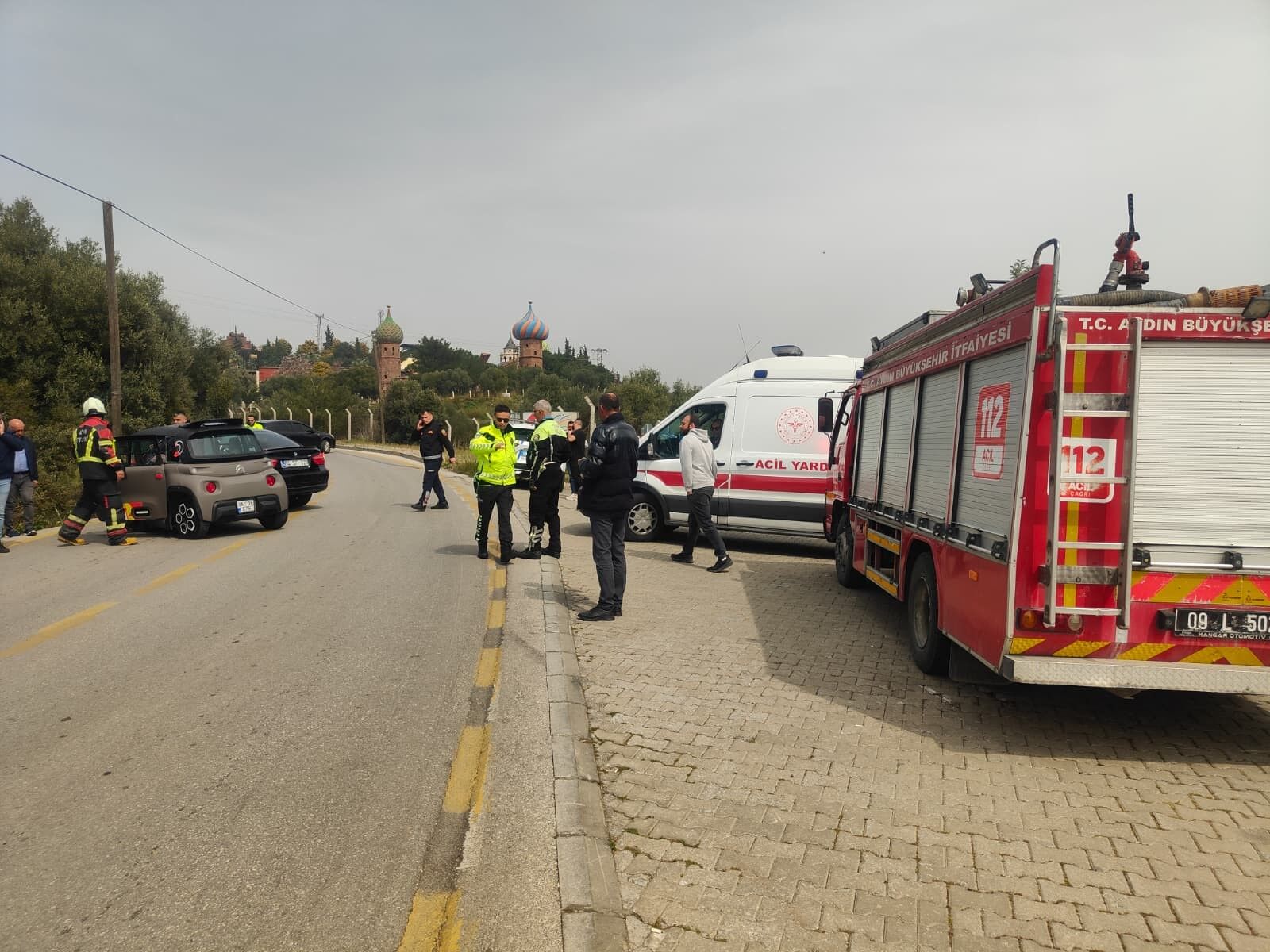 Kuşadası’nda Otomobil Ile Elektrikli Araç Kafa Kafaya Çarpıştı (2)