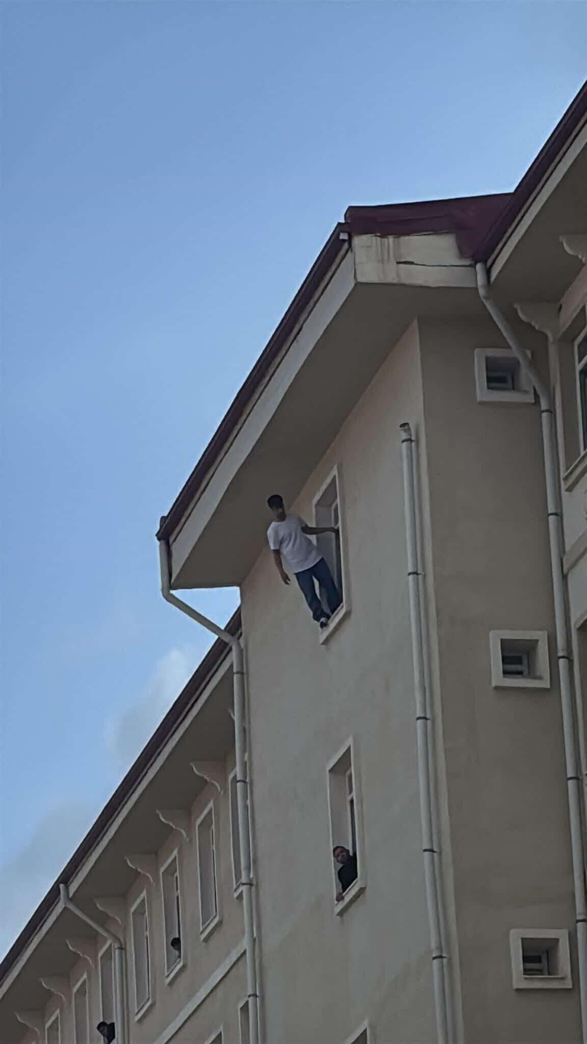 Öğrenci Yurdunun Penceresinden Atlayan Genç Hayatını Kaybetti (2)