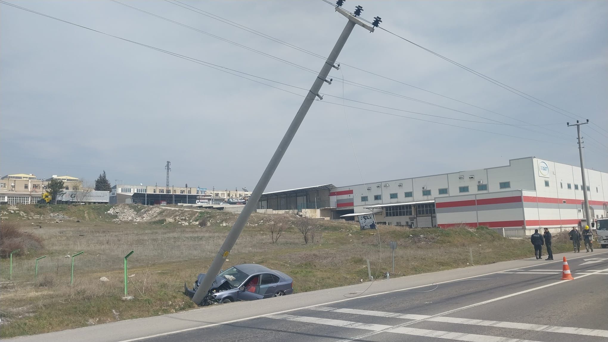 Otomobil Elektrik Direğine Çarptı (4)