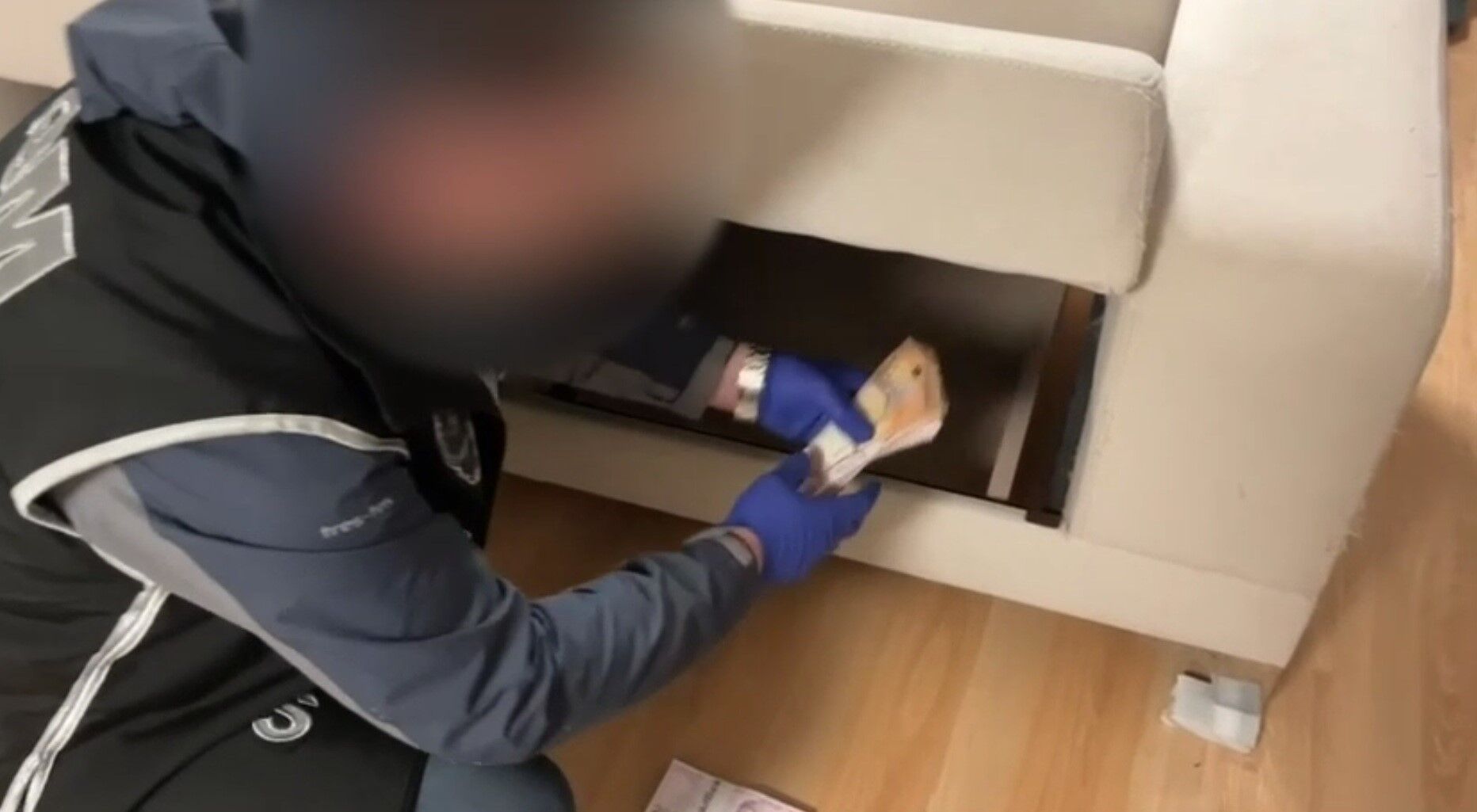 Polis Rüşvet Dolarlarını Ele Geçirdi (2)