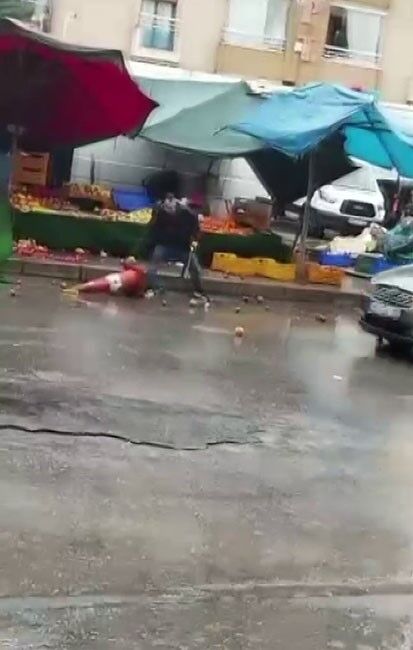 Sinirlenen Manav Ortalığı Birbirine Kattı (1)