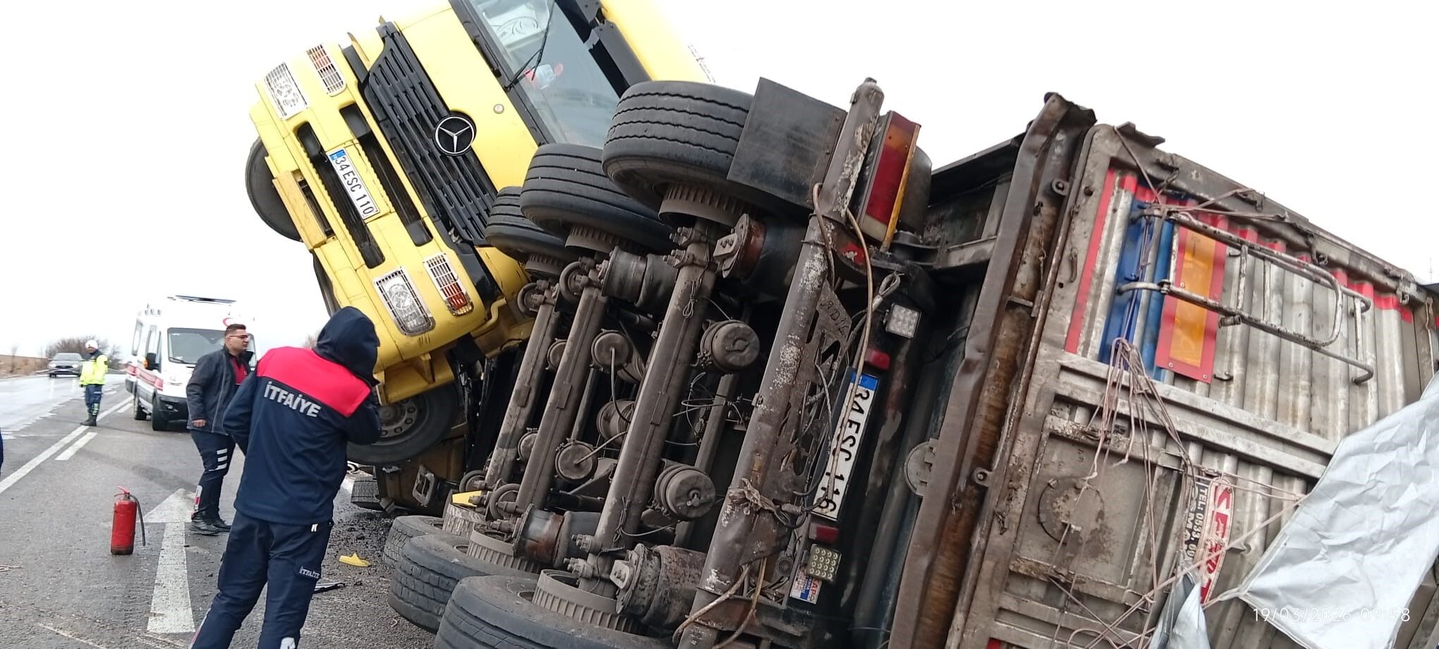 Tır Devrildi, Sürücü Yaralandı, Ortalığı Koku Sardı (2)