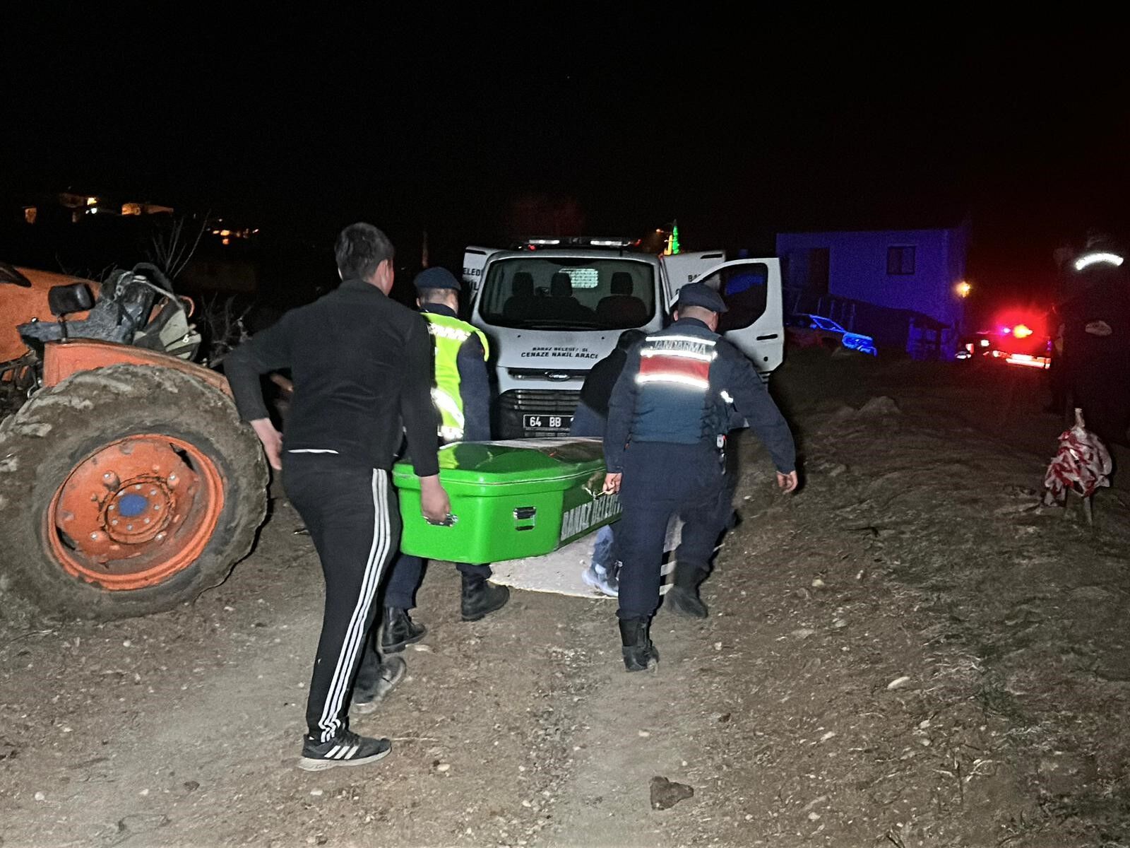 Traktörün Üzerinde Hareketsiz Halde Bulundu (3)