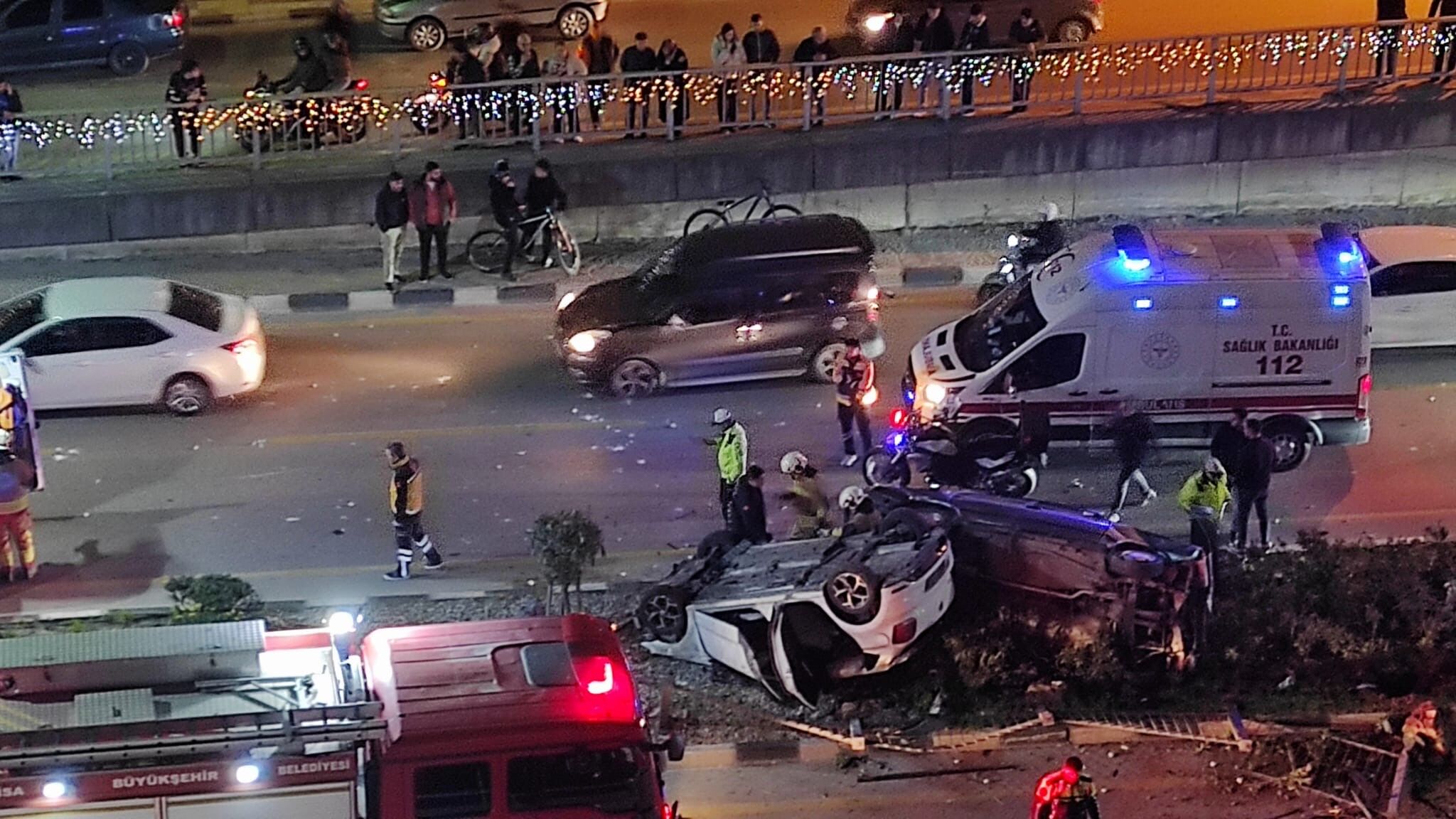 Üç Aracın Karıştığı Kazada 2 Otomobil Takla Attı (6)