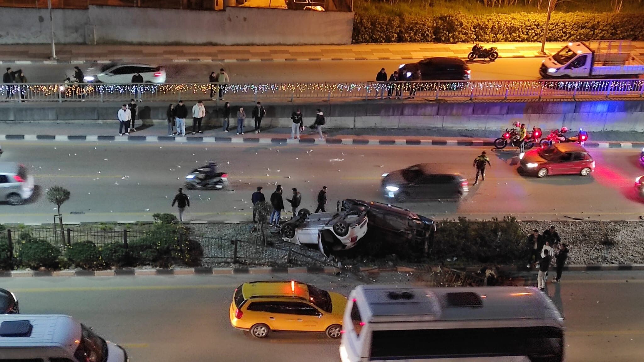 Üç Aracın Karıştığı Kazada 2 Otomobil Takla Attı (7)