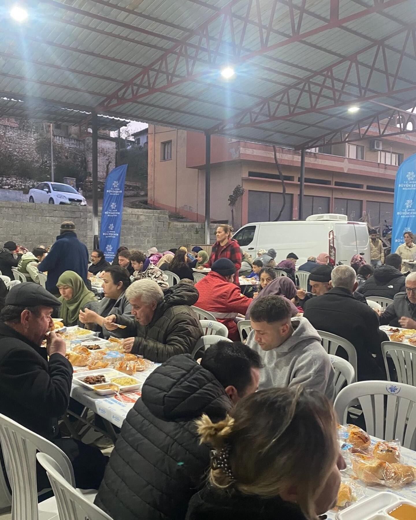 Vatandaşlar Büyükşehir’in Iftar Sofrasında Oruçlarını Açtı, Muhtar Turgan’dan Başkan Çerçioğlu’na Teşekkür (4)