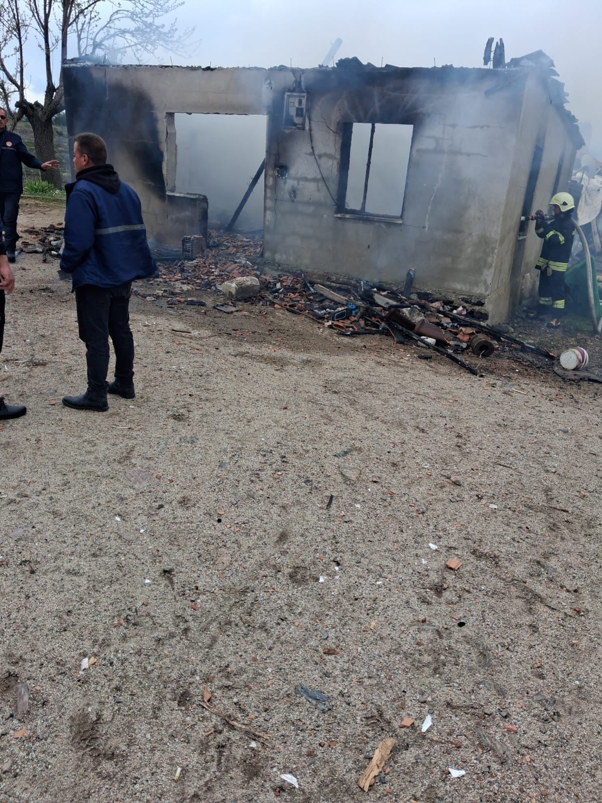 Yangında Bir Ev Küle Döndü (2)