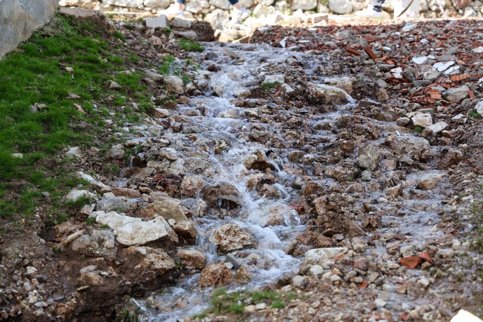 Yerin Altından Yüzeye Çıktı, Ekipler Harekete Geçti (1)