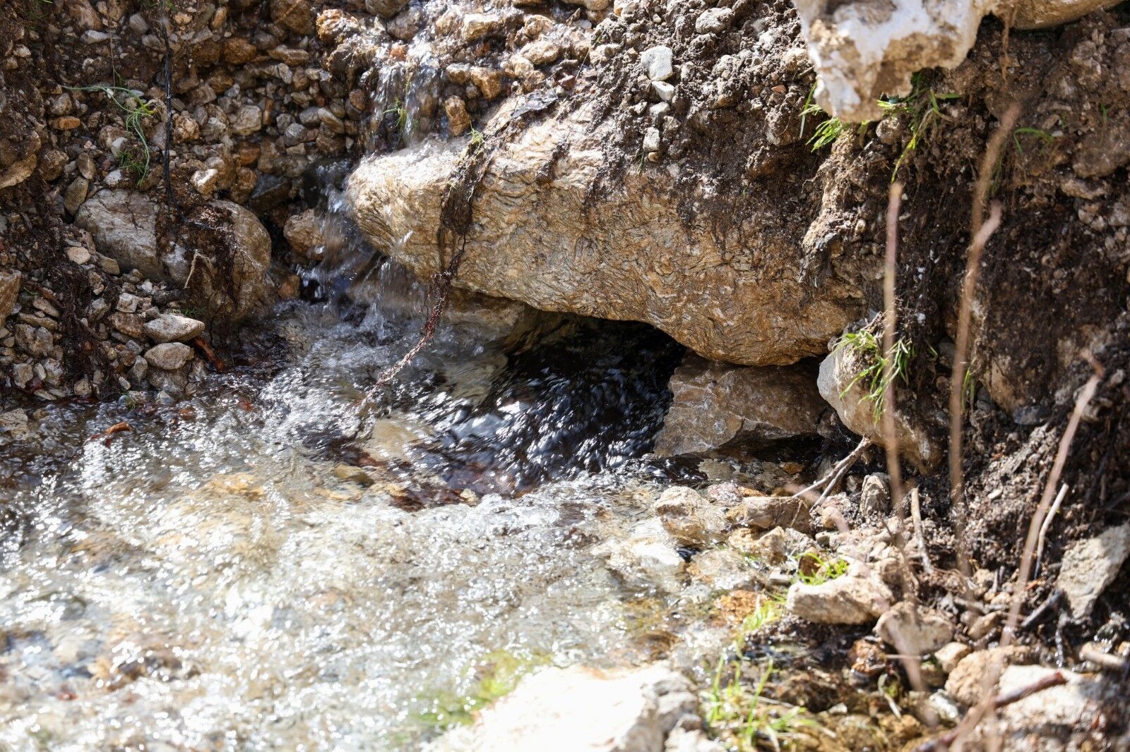 Yerin Altından Yüzeye Çıktı, Ekipler Harekete Geçti (3)